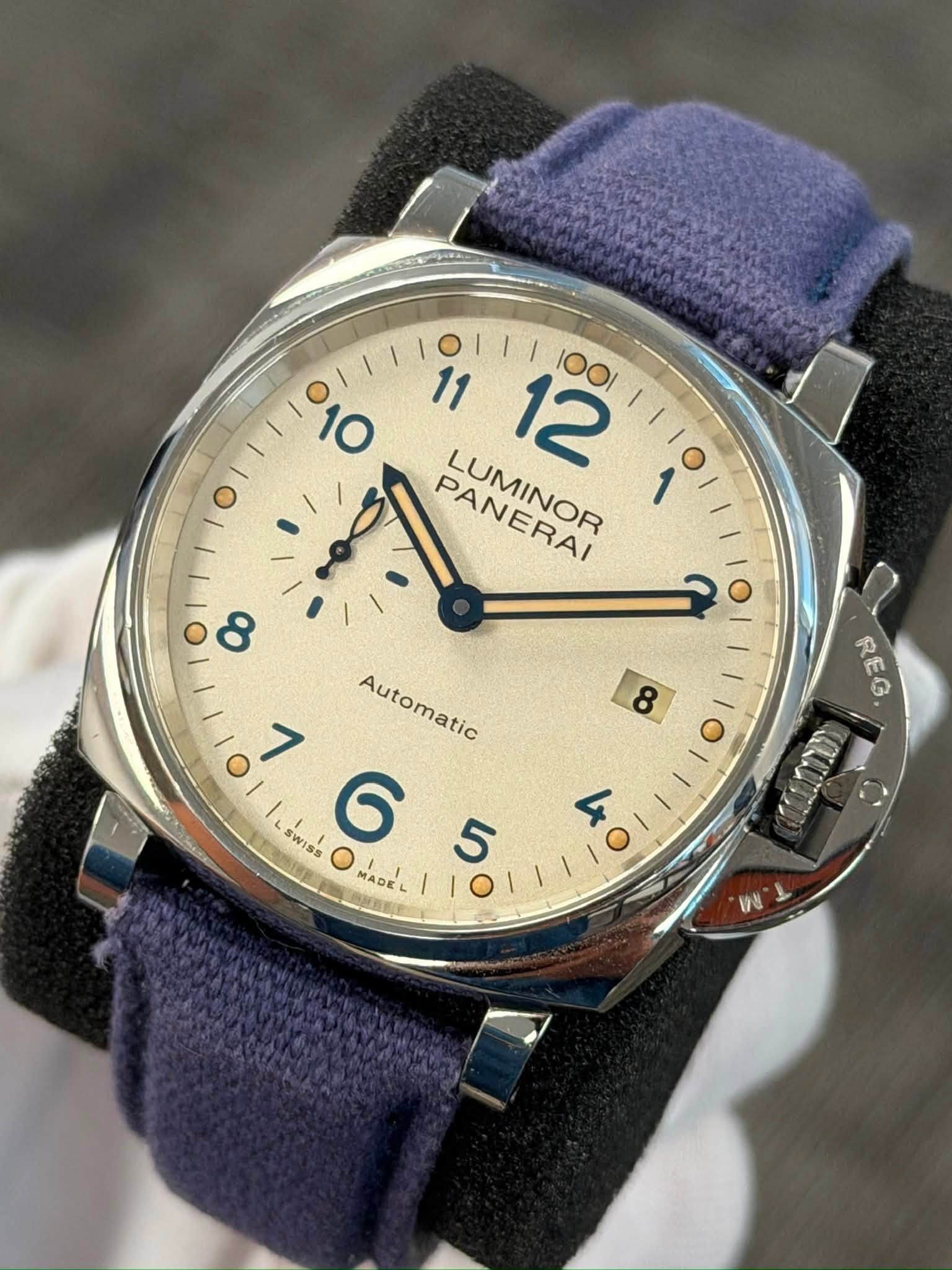 May be an image of wrist watch and text that says ' PANERAI LUMINOR 1 8 8 REG 7 Automatic Automatic LSWISS SWIS 6 MADE 5 O 4 O UN'