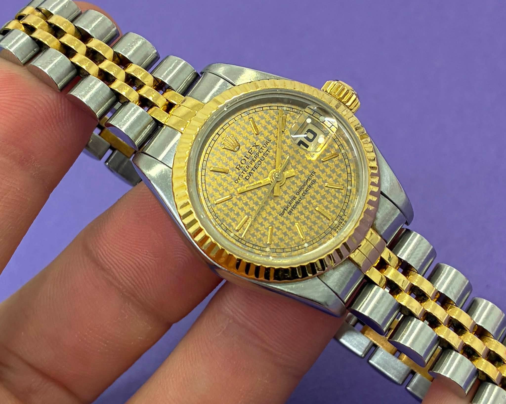 May be an image of wrist watch and text that says '1 V RO ERPETO X AL 2 ROL ERRERPET EL UST L S OT DATE ATEJUST R PERPETUAL EX 香'