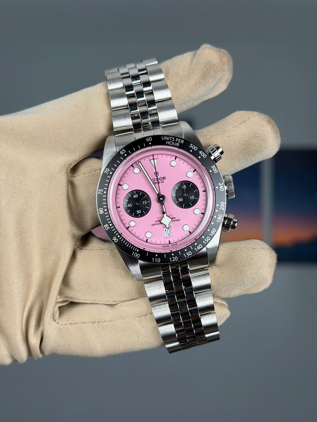 May be an image of wrist watch and text that says '60 INITSPE HOUR HOUR nSTC 65 መገ 70 រួបក្ 500 400 3p 300 240 UDOR * / ប 58 Pel PER TARD 200 B '