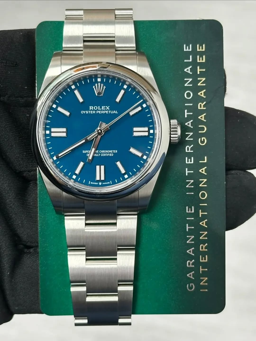 May be an image of wrist watch and text that says 'ROLEX OYSTER PERPETUAL SUPER CHRONOMETER ALLY CERTIFIE SWISS ADE| In NTERNATIONALE ONALGUARANTEE ARANTEE GARANTIE INTERNATIONAL…