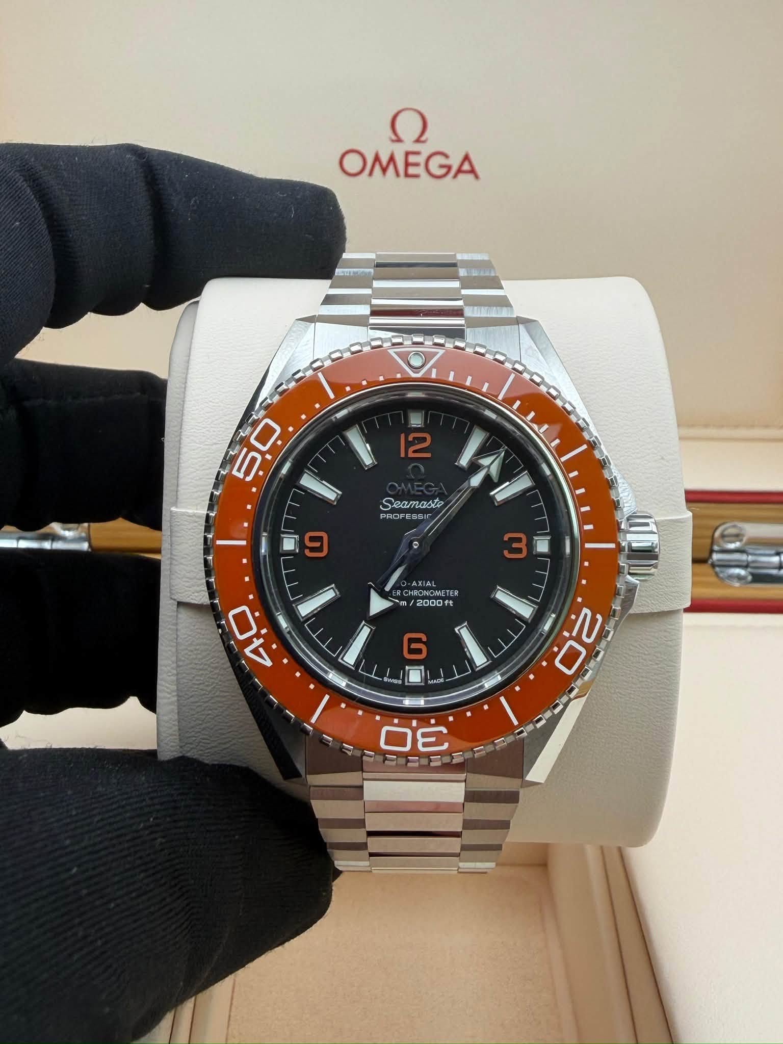 May be an image of wrist watch and text that says 'ח OMEGA 幸 ن 5 트 12 Seamaste WNI PROPESS HRO 3 9 /2000f خان እት G 20 2 ب 30 بد'
