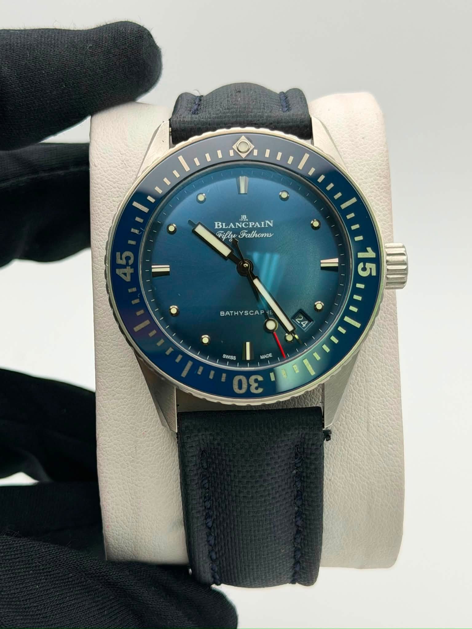 May be an image of wrist watch and text that says 'BLANCPAIN iflySalhoms oopeye Falhoms 15 BATH BATHYSCAP 8 4 SWISS OΣιι ស0 MADE'