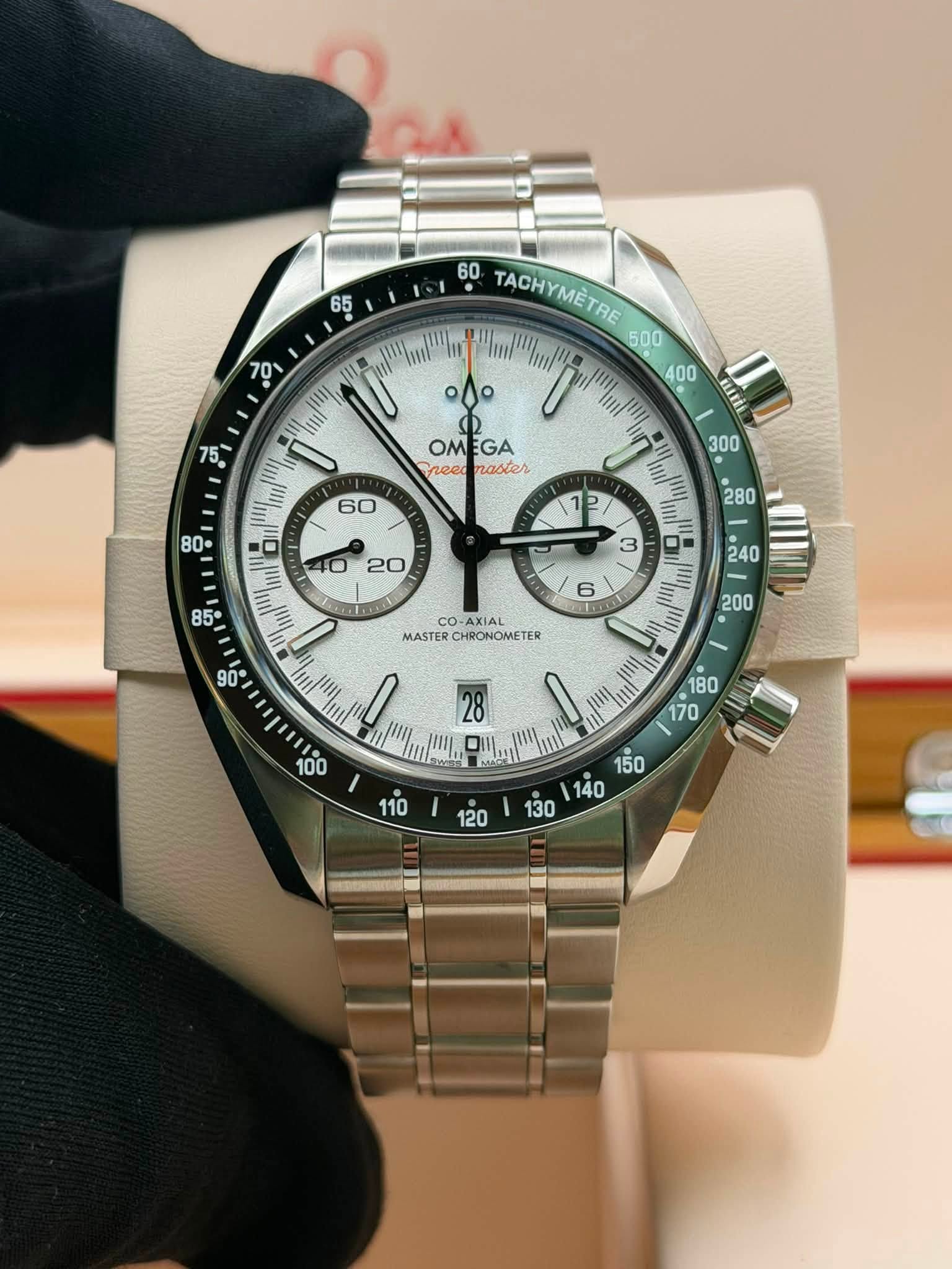 May be an image of wrist watch and text that says '65 0 日 m 60 TACHYMETRE !'..... 500 400 ٥٥٥ RLAHE OM OMEGA лero naster 15 "/ / I "Ii E CO AXIAL MASTER CHRONOMETER D0 200 μη 28 II…