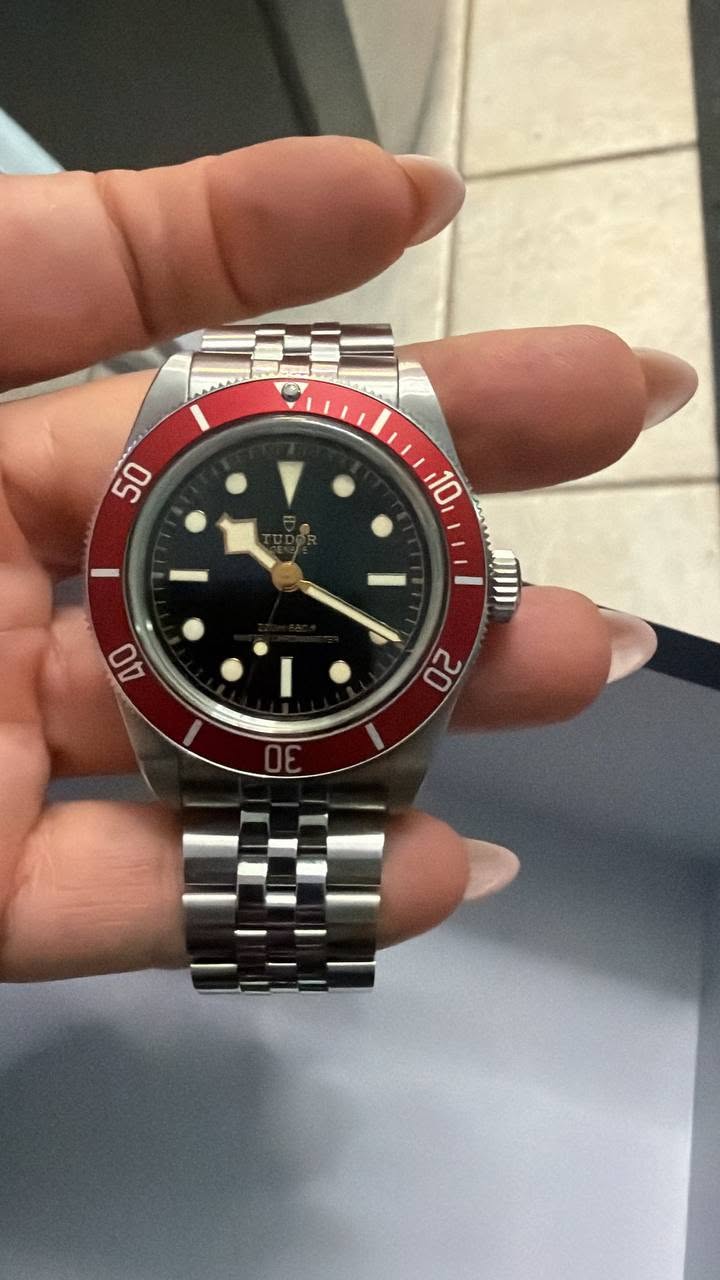 May be an image of wrist watch and text that says '50 10 AO 20'