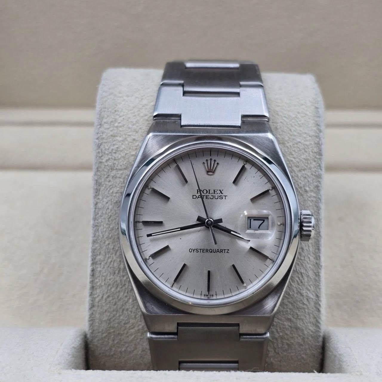 May be an image of wrist watch and text that says 'W シェ EX X DATEJUST DA ROLEX ROL EJUST ت OYSTEI OYSTERQUARTZ UARTZ ប'