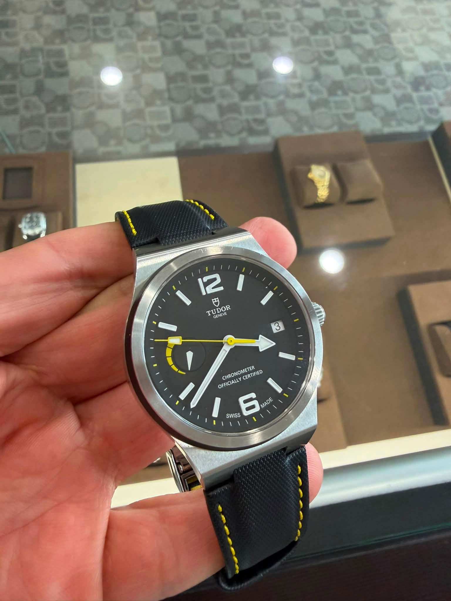 May be an image of wrist watch and text that says '12 守 TUDOR OR က MIl OFFICALLY OFFICALL CHRONOMETER CERTIFIED JANE MADE CE SWISS S'