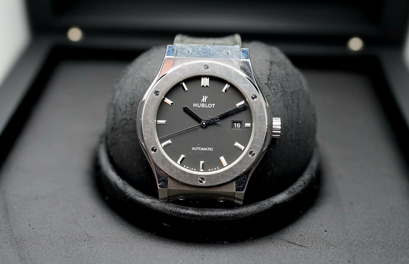May be an image of wrist watch and text that says '送 代 HUBLOT 16 1 AUTOMATIC T 川 F MADE'