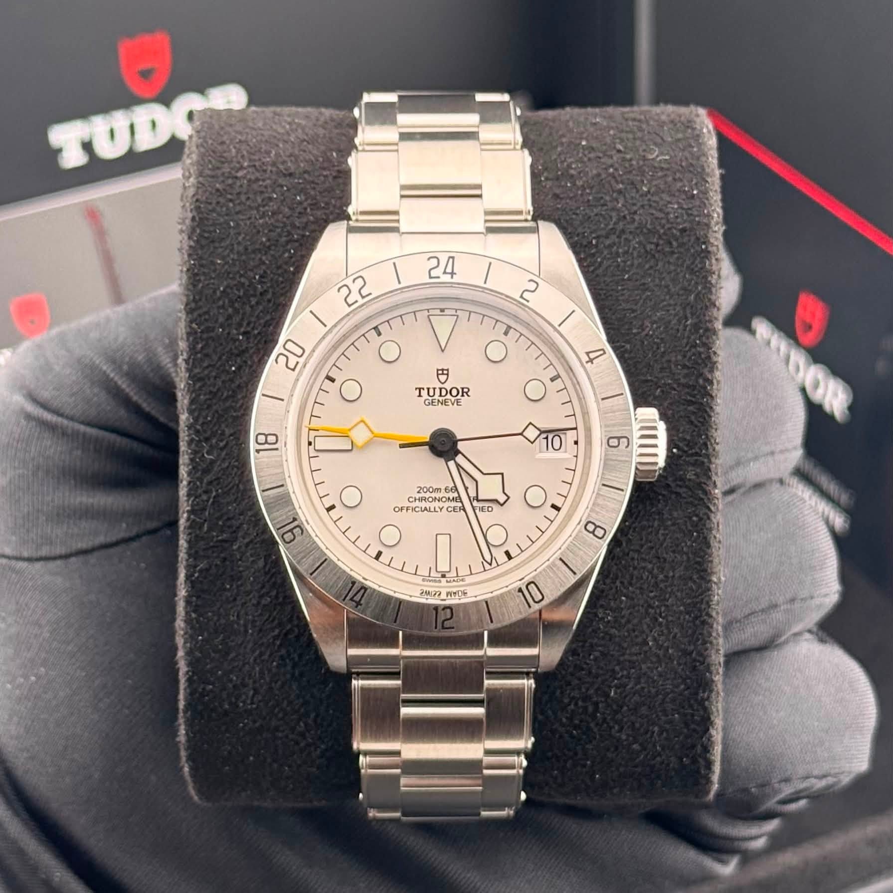 May be an image of wrist watch and text that says 'መም 22 ١ I 20 O 24 | 2 | 4 O 守 TUDOR GENEVE O Ο oeи CHRONO 200m FFICIALLYC TICO IED U 건 酒 กซบ 8 100'