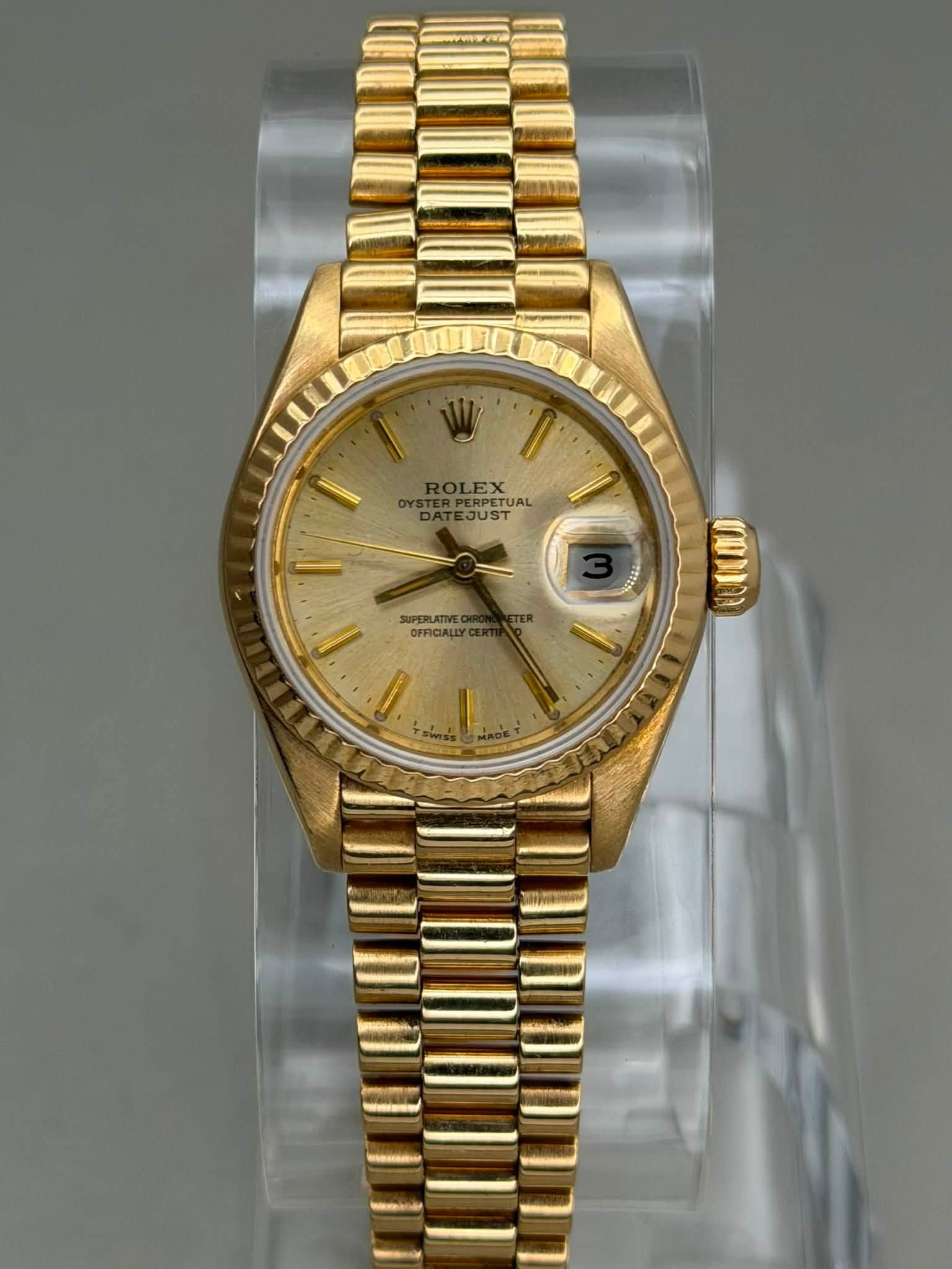May be an image of wrist watch and text that says 'ROLEX LEX DATEJUST DAT JUST TUSTAL SUPERLATIVEG OFRICALLY HCALIYG 0 መ'