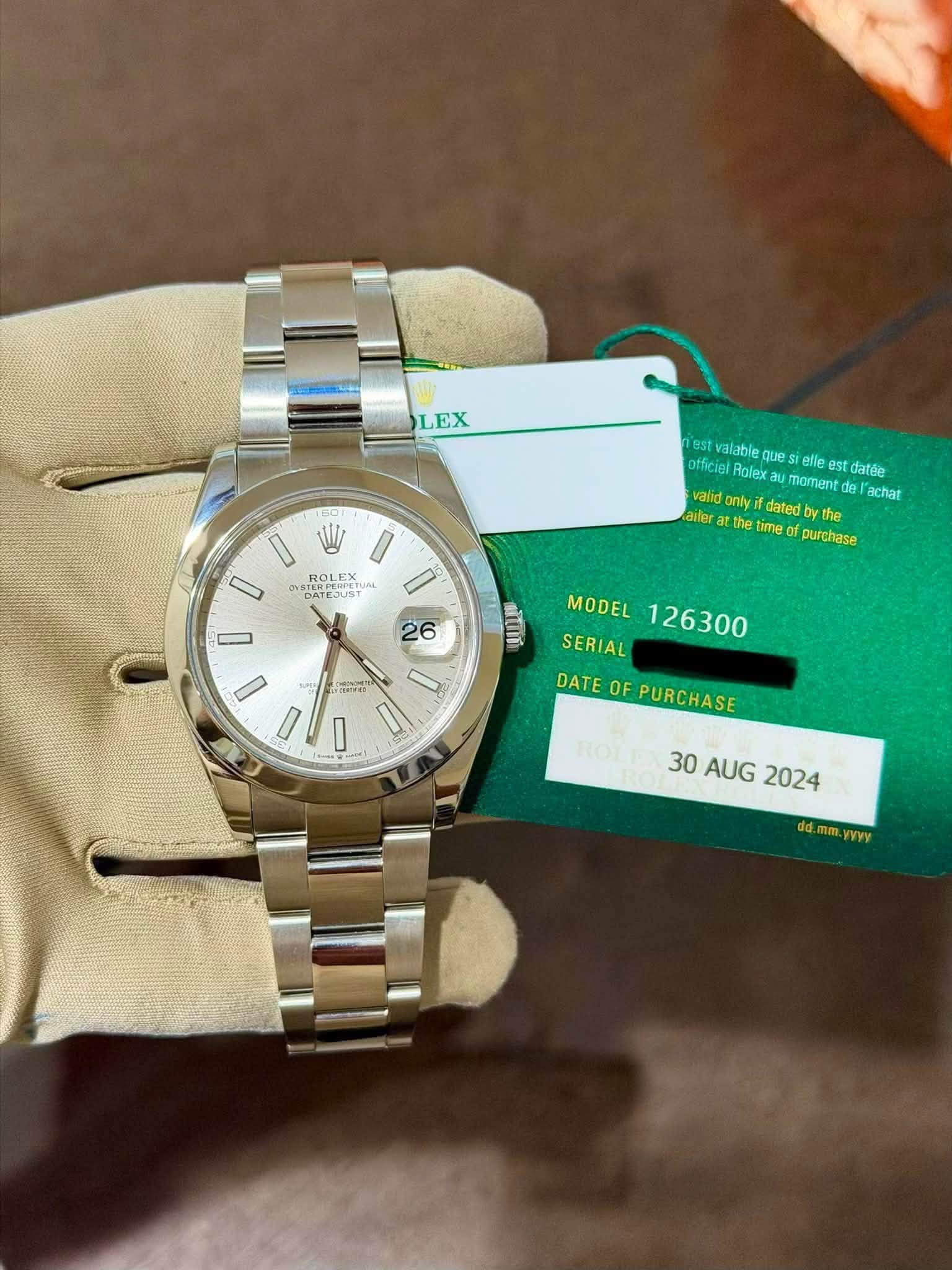 May be an image of wrist watch and text that says 'LEX W BST valable quesi elle est datée Officiel Rolex mament achat valid onlyif dated the ailer the ime purchase ROL…
