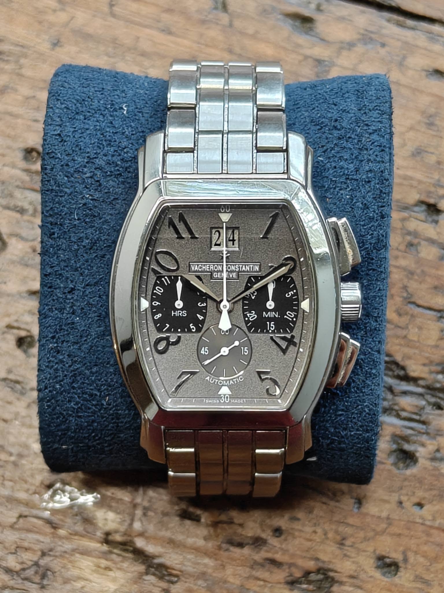 May be an image of wrist watch, leather and text that says 'VACHERON ONSTANTIN EN VE 11 10 د 8 HRS 0 س 4 5 20 ۵ MIN. 15 ០ 45 15 7 AUTOMATIC 5 1awas ws00HAGET RADET'