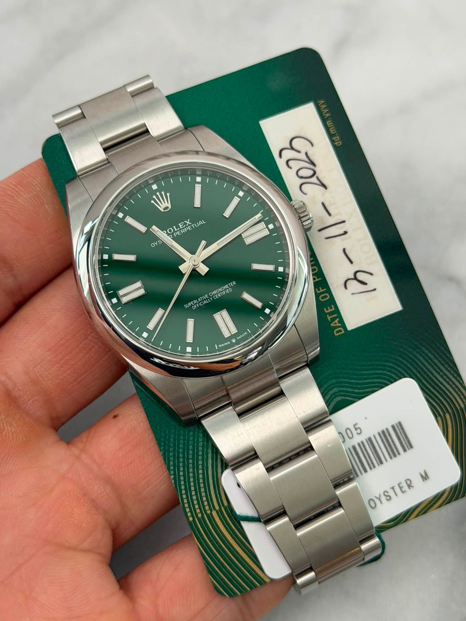 May be an image of wrist watch and text that says 'OLE OLEX. PERPETU UAL OL PERPEY OYS II CLNTONET CERTFRD HPERL 00712 ወለ - -El لَ - 05 M OYSTER'