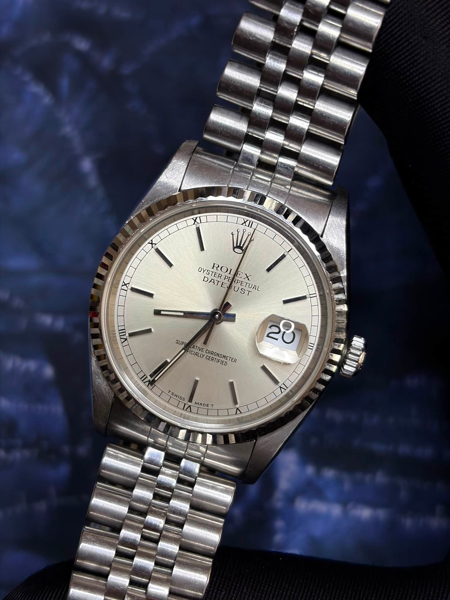 May be an image of wrist watch and text that says '圖 X XII W OYSTE ROI DATE DATEGUST PER ጣያ EX UST ETUAL PETUAL VII SUPS ATIE CIALLY CALLY CERTIFIED CHBЛ TER 28 III R WIss SWISS…