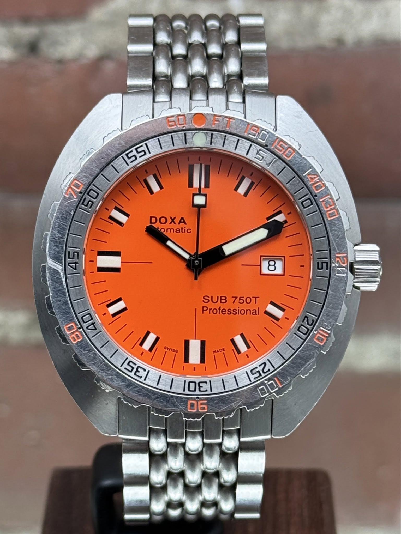 May be an image of ‎wrist watch and ‎text that says '‎GOOFT 60 FT 190, DOXA omatic SUB750T SUB 750 Professional 80 40 20 Oil 1SE /1 ញ 1301 I اـاه 05‎'‎‎