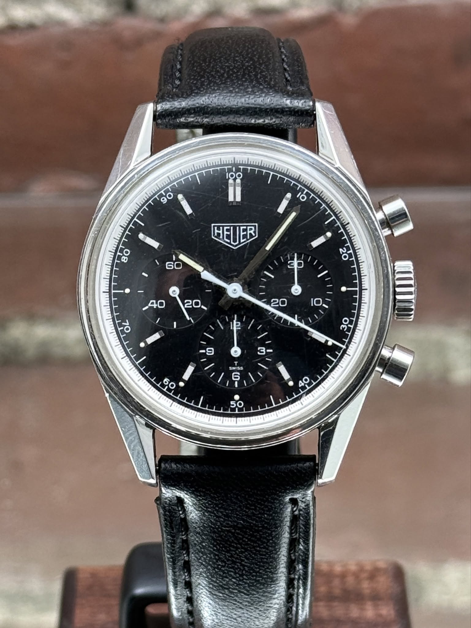 May be an image of wrist watch and text that says '00 90 io 80 HEUER GC ۵ 20 OL 1 10 12 و 3 30 3 መ 60 O O O os'