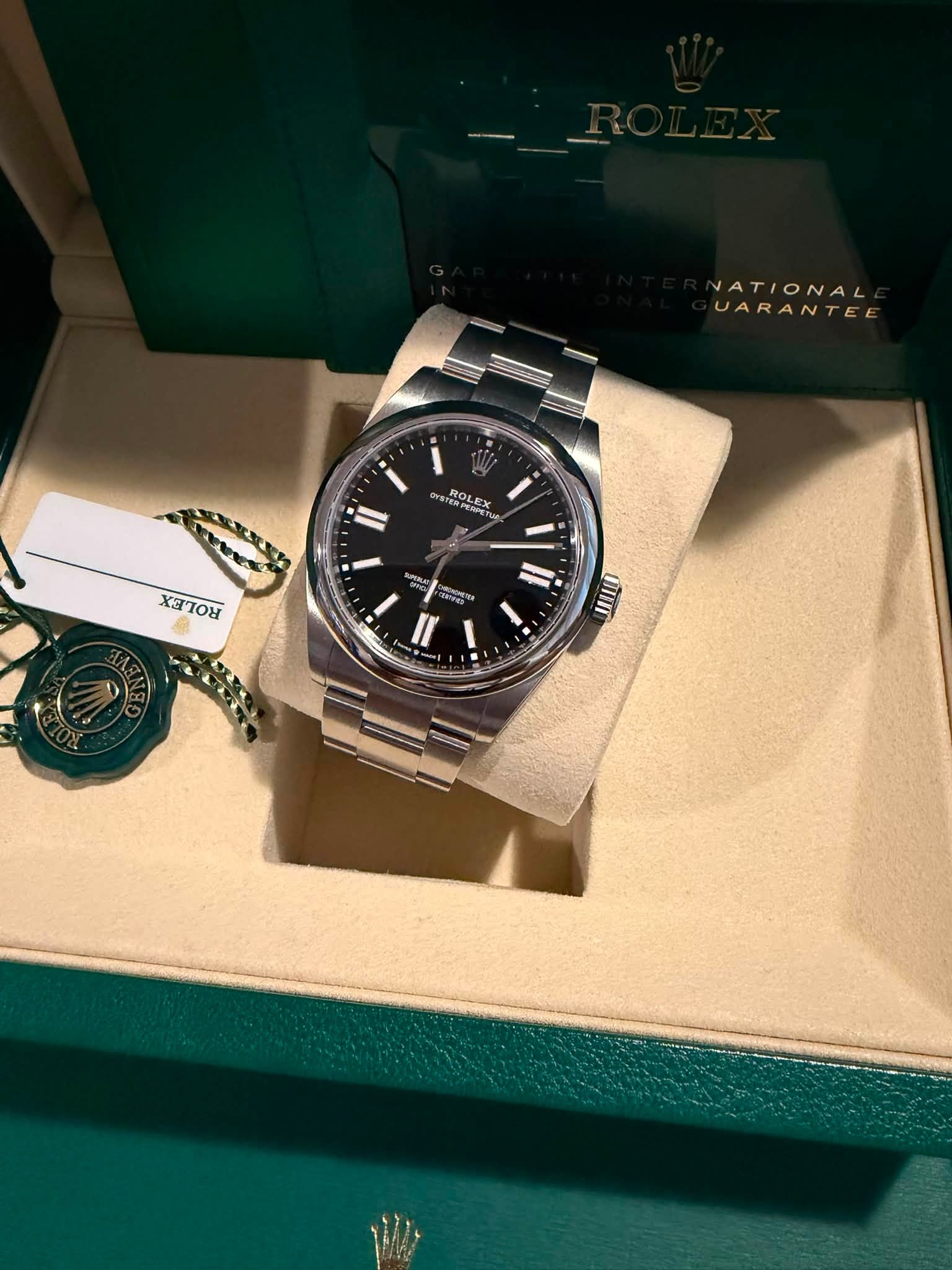 May be an image of wrist watch and text that says 'ATIONAL UARANTEE 代車 ROLE ROLE X3 P II - ONII'