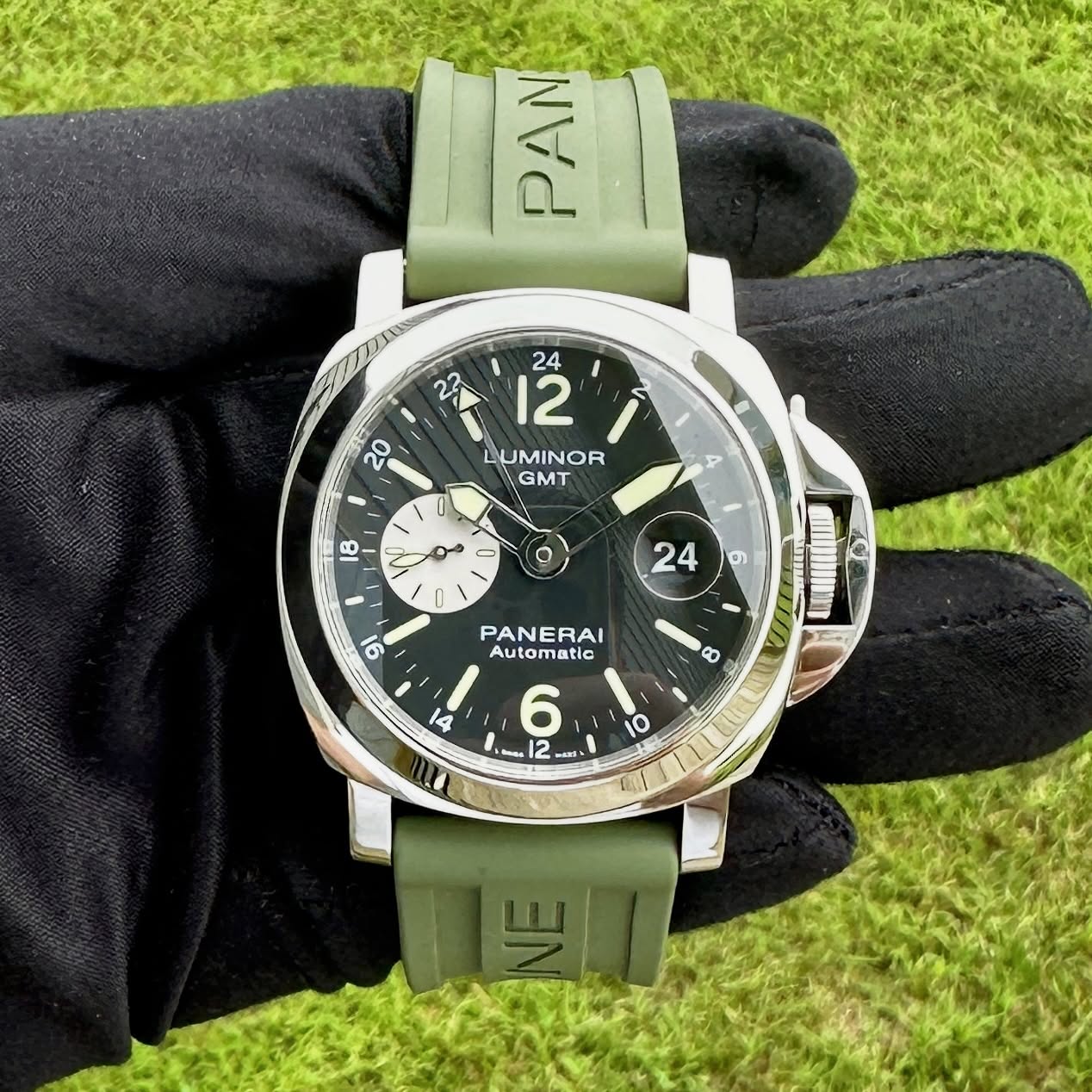 May be an image of wrist watch and text that says 'PAN LUMINOR GMT PANERAI Automatia 8 l4 6 LANGA 12 2 2. - o'
