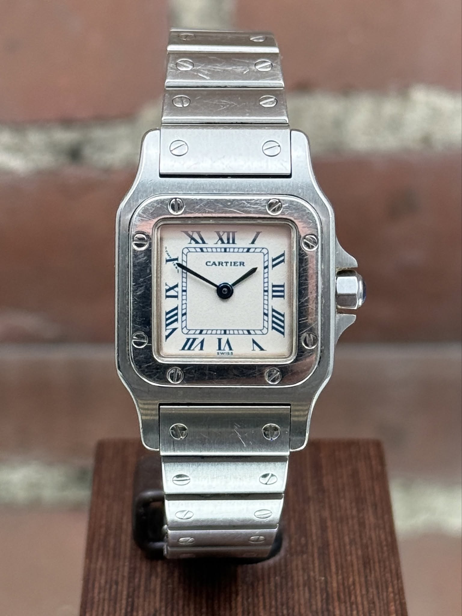 May be an image of digital watch and text that says 'C XI Η I MIIIE CARTIER II IX "E 工工 VIIII TIIIIX ..... n W III И nИA SWISS ΙΛ A ၁ O'