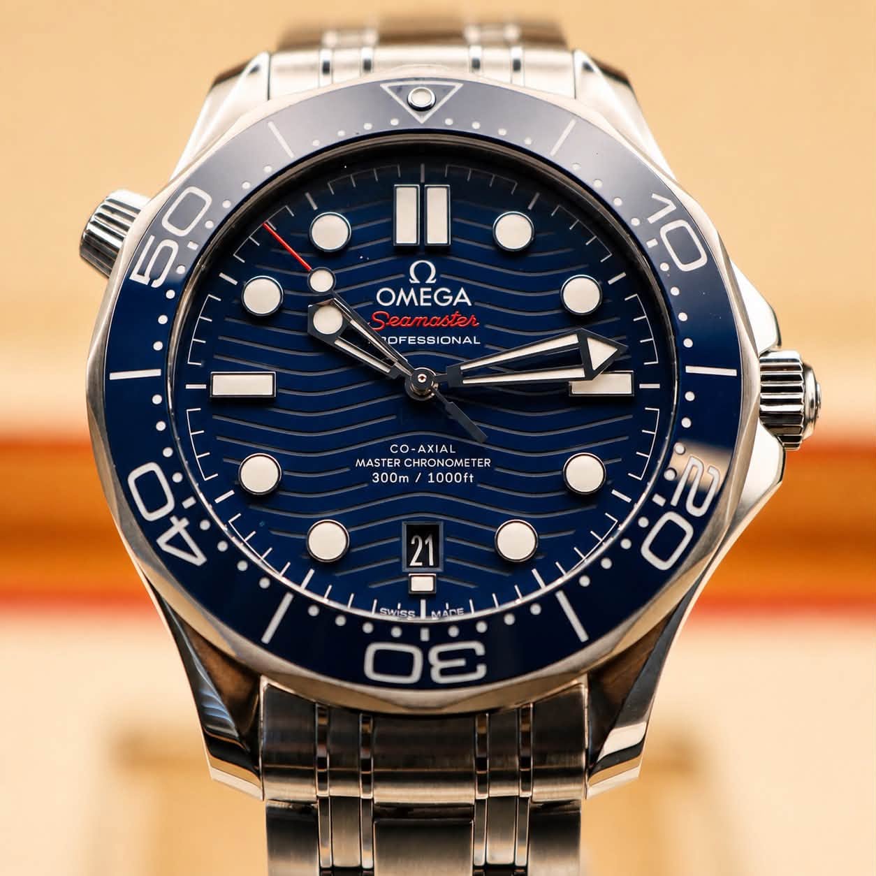 May be an image of wrist watch and text that says 'Il 50 OMEGA eamaste DI FESSIONAL 10 cO MASTERCHRONOMETER A IA MASTER ONOM HRONOMET MOMET 300m/ 1000ft 40 O 4 2O -0 21 Όε 3 :…