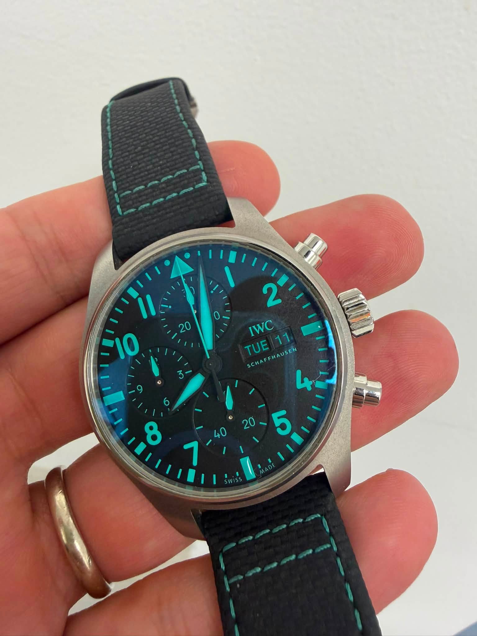 May be an image of wrist watch and text that says '0- 20 il 10 2 IWC TUE11 TUE 11 11 CHAFFHAUSER USEN AU '