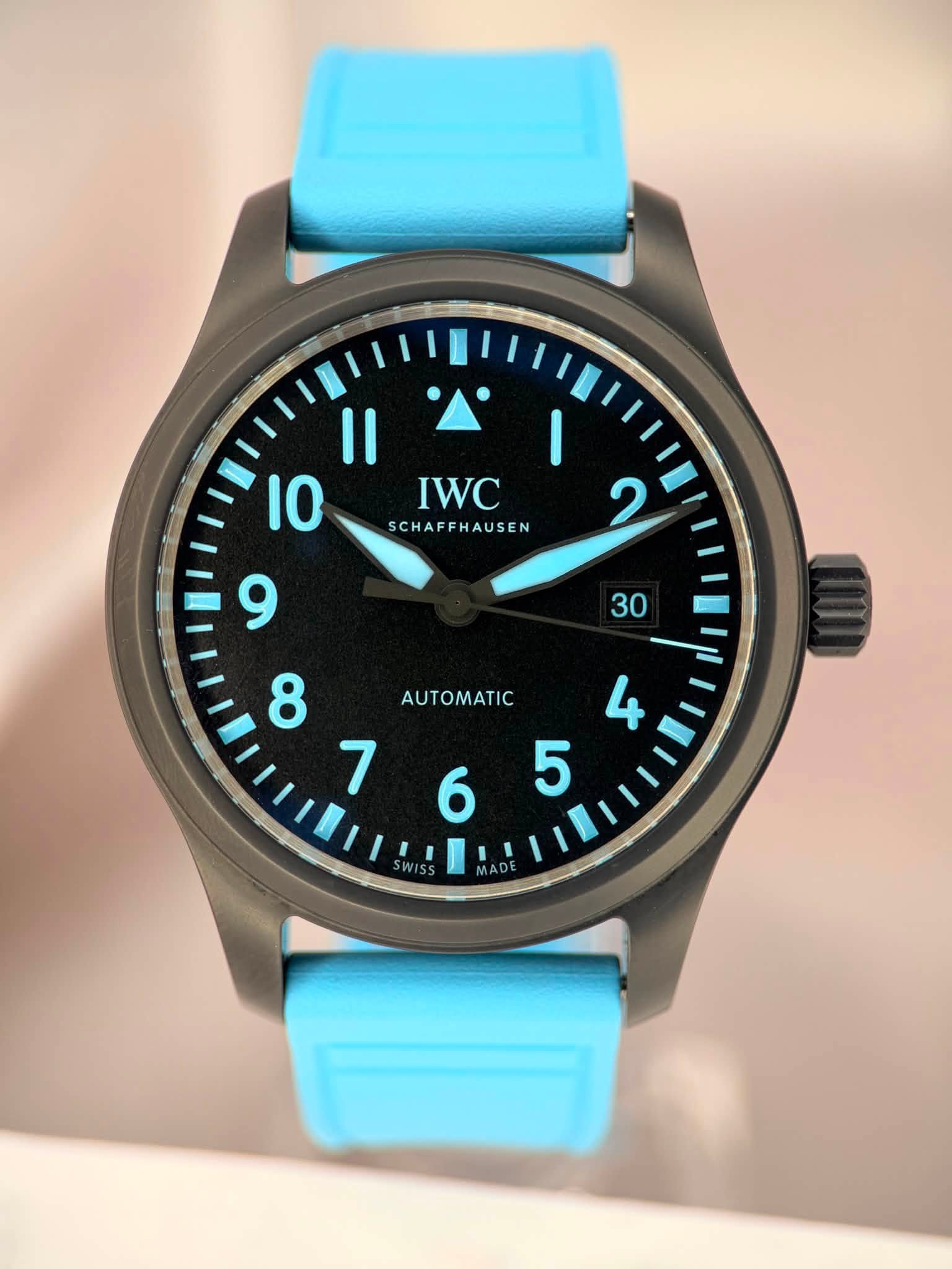 May be an image of digital watch and text that says 'II 10 IWC SCHAFFHAUSEN 2 9 30 8 AMTI 4 7 5 6 SWISS MADE'