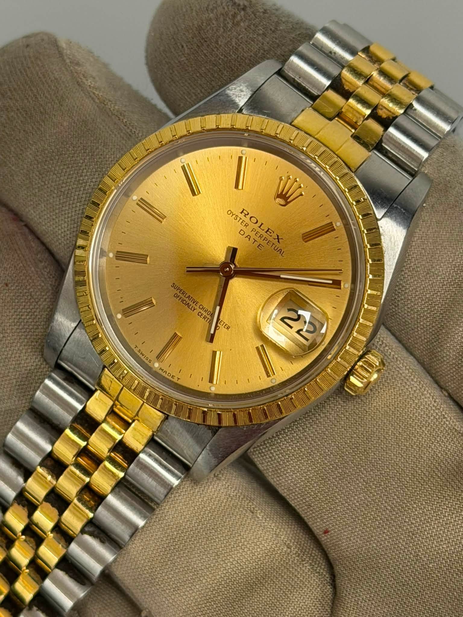 May be an image of wrist watch and text that says 'I W OYSTER ROLEX EpX DATE DA ERPES PERPETU PERPETUA BLEX CERT CHROR O ETER SWISS MADET 22 002hI'