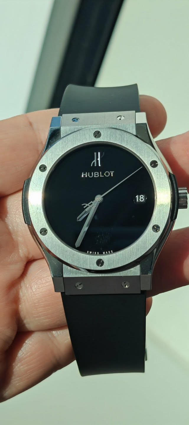 May be an image of digital watch and text that says '11 HUBLOT 18 SWESS NESSUADE MADE'