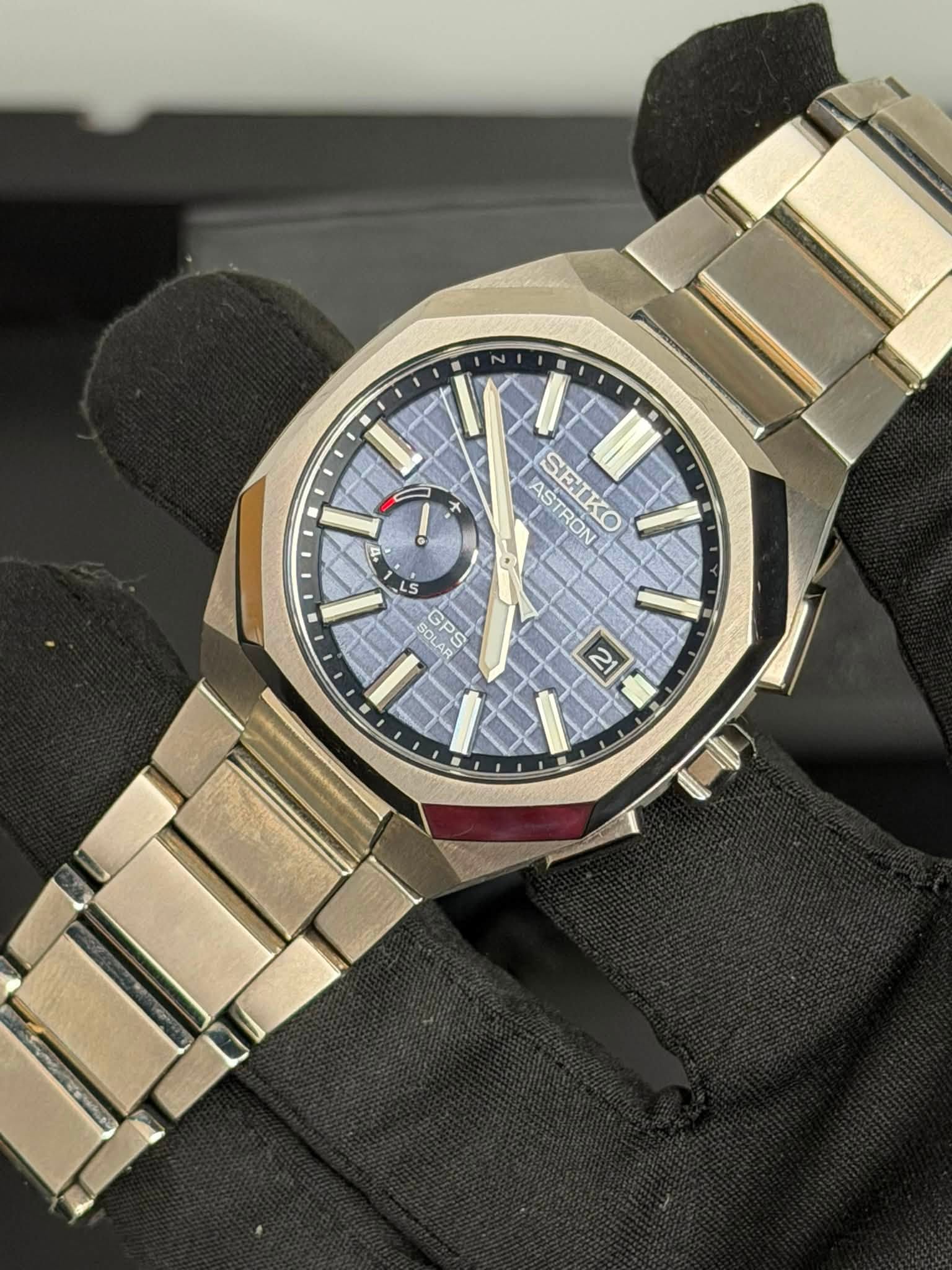 May be an image of wrist watch and text that says 'R ASTRON AST SEIKO TRON LS 5 SPS GPS 00 I'