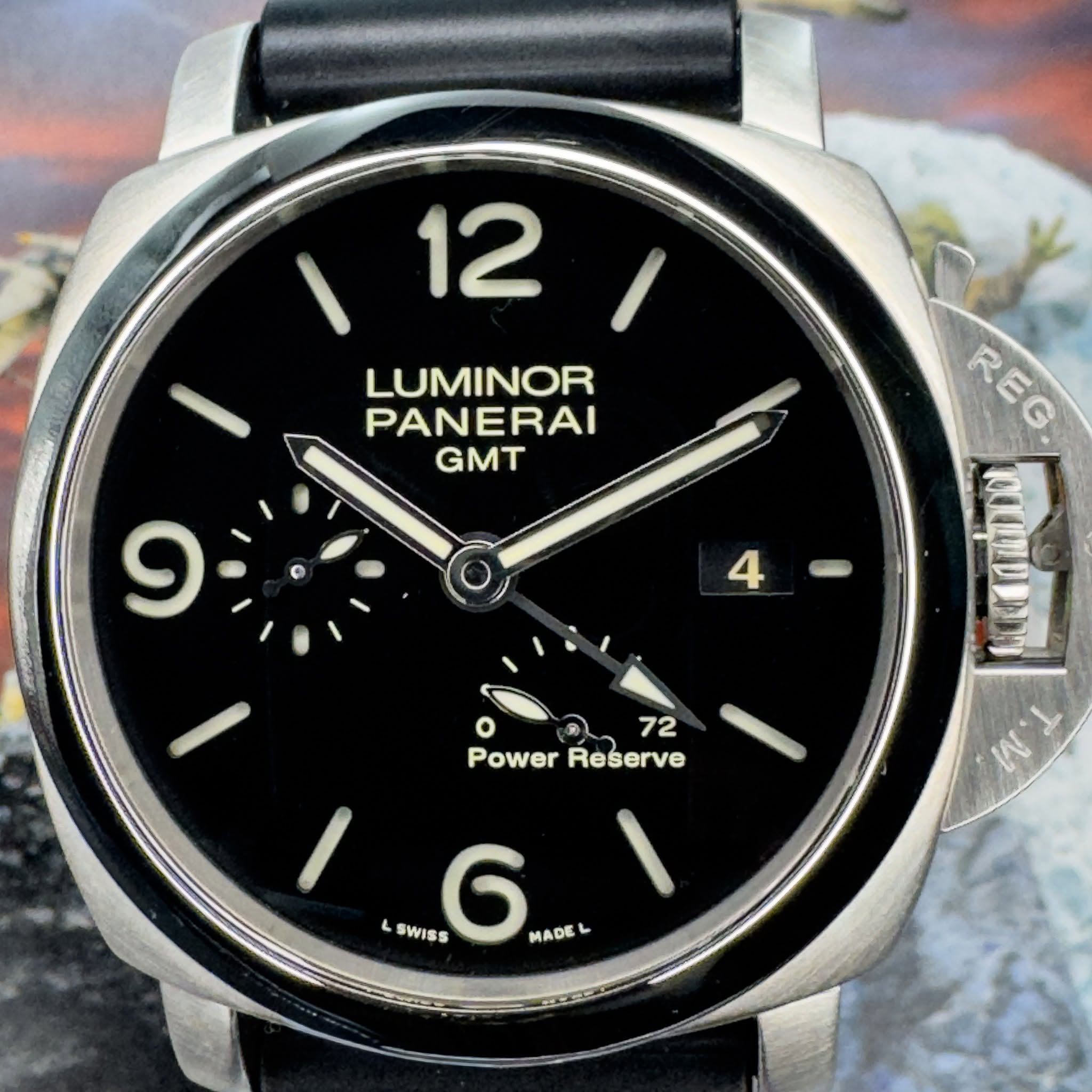 May be an image of wrist watch and text that says '12 LUMINOR PANERAI GMT و REG REG OOQUDaNDy W'T 72 Power PowerReserve Reserve L SWISS 6 MADEL'