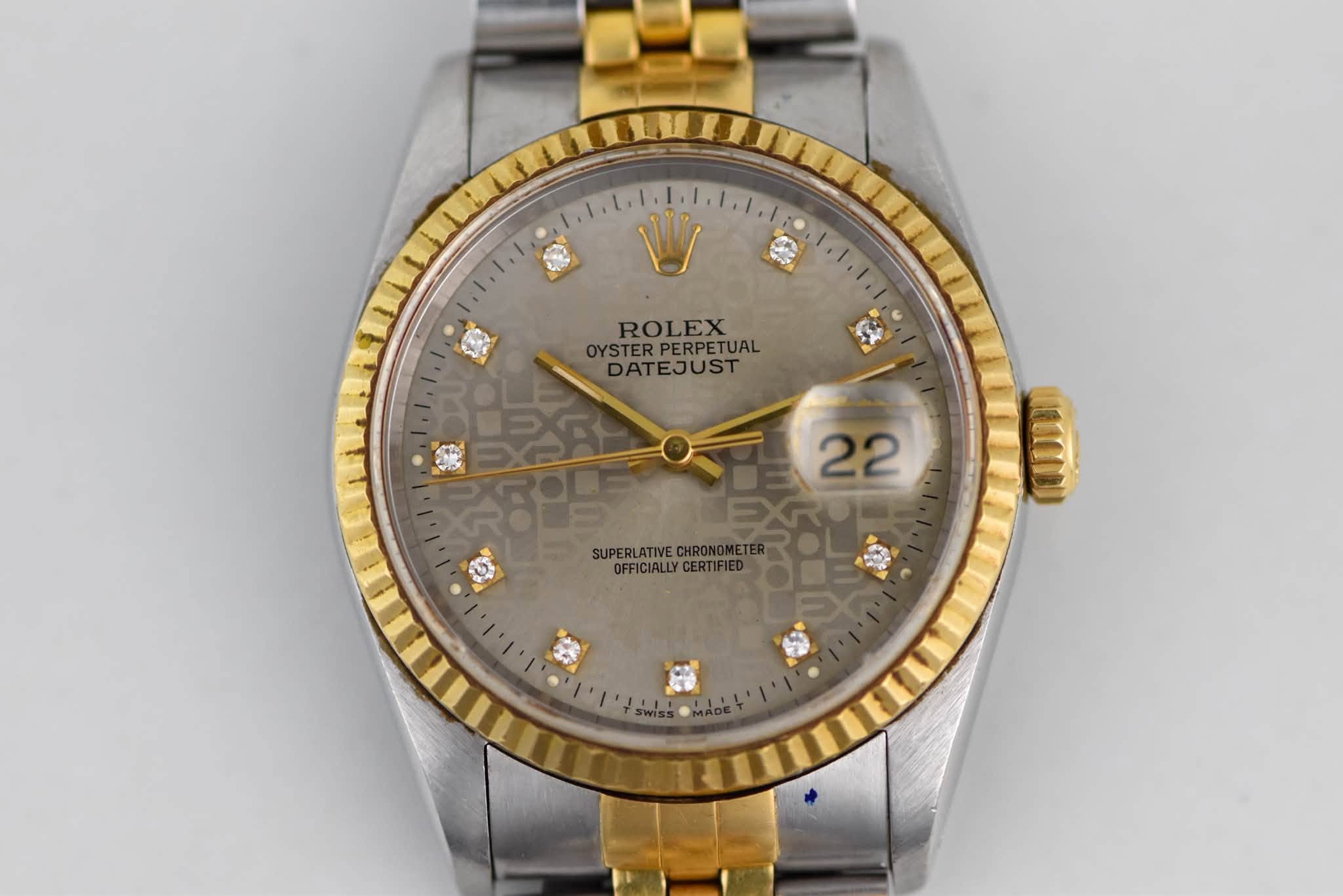 May be an image of wrist watch and text that says 'W ROLEX OYSTERPERPETUAL OYSTERPEF DATEJUST 路 第 22 SUPERLATIVE OFFICIALLY OFFICIALLYCERTIFIE SULA CERTIFIE 00U1'