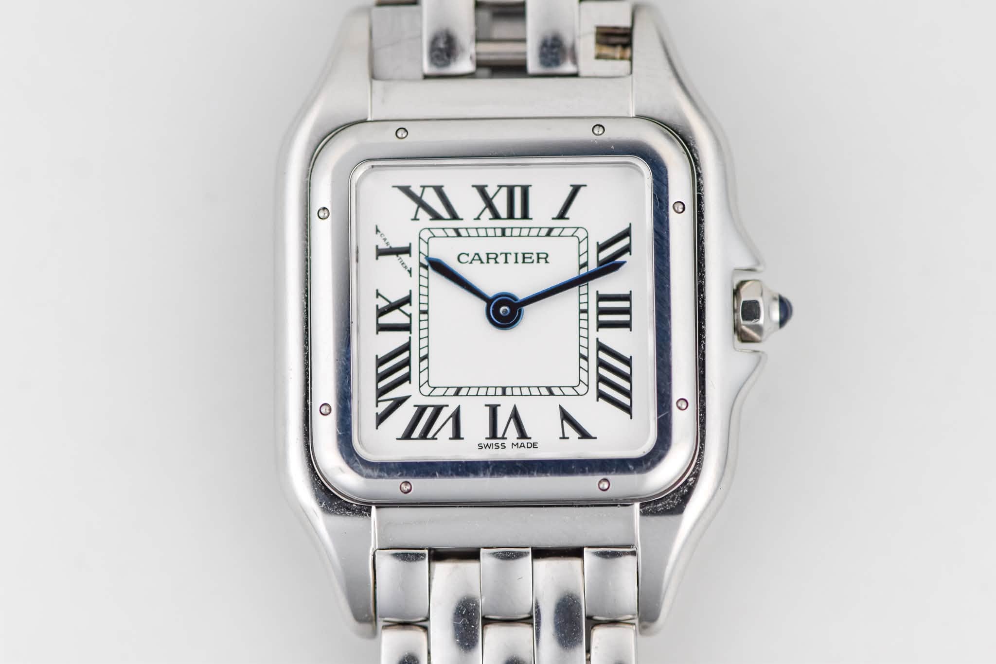 May be an image of wrist watch and text that says '٥ ٥ XII XIXIII I I ou CEMMI CARTIER IX 0 -#ST III ت m IIIII Ⅲ ο VII KII Ι nИИA A Ο SWISS MADE O'