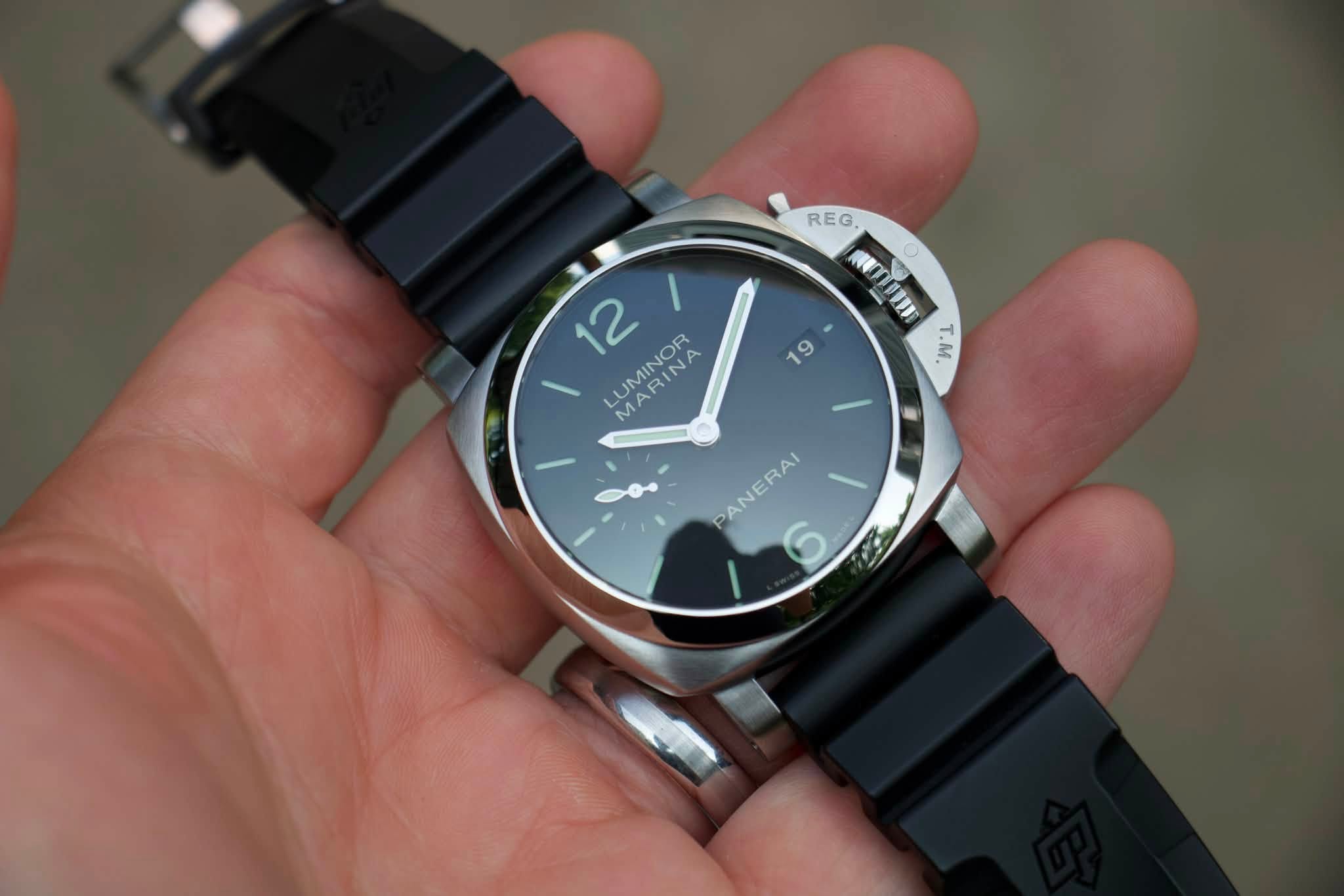 May be an image of digital watch and text that says 'REG 取方 0 19 T.M. 12 R LUMINOR M MARINA MA PANERAI'