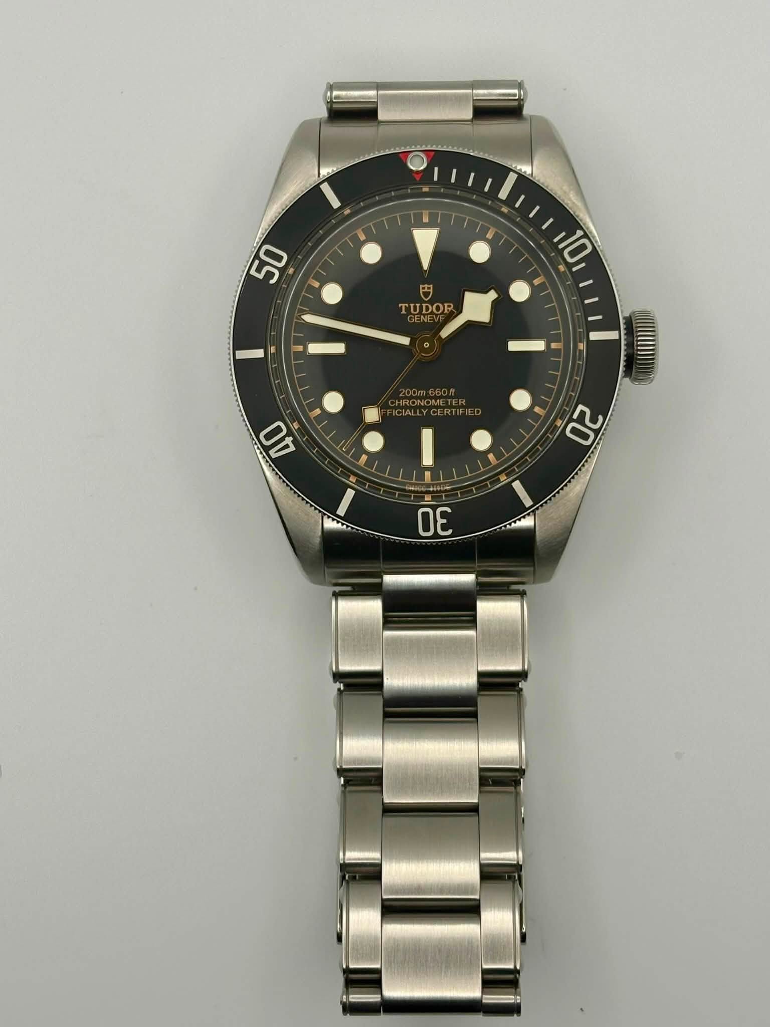 May be an image of wrist watch and text that says '50 50 10 TUDO I AO 20 W E 3O'