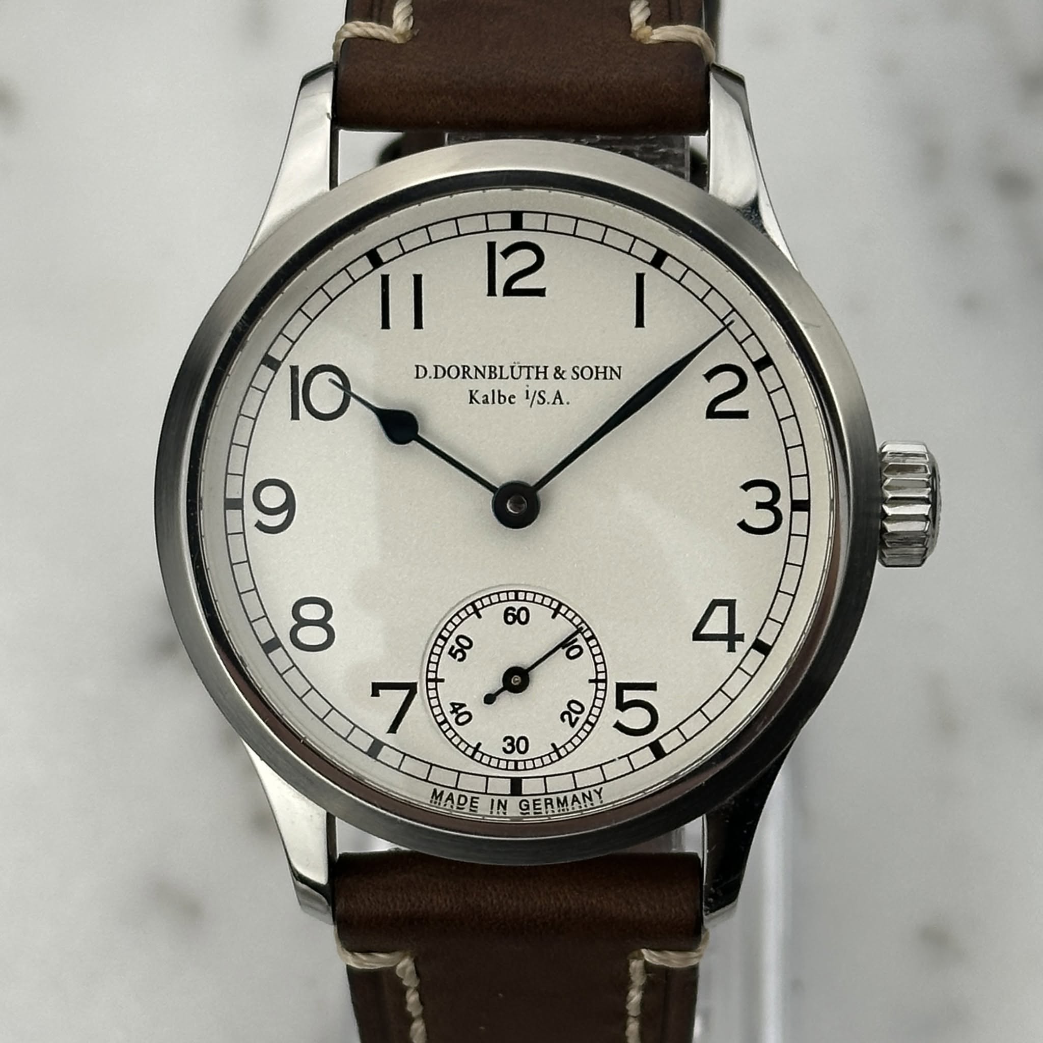 May be an image of wrist watch and text that says '12 I 1 10 D.DORNBLUTH& & NOHN Kalbe i/S.A. 2 9 3 60 MIIII 8 ت COUUI EN ADEIN SERM GERMANY'
