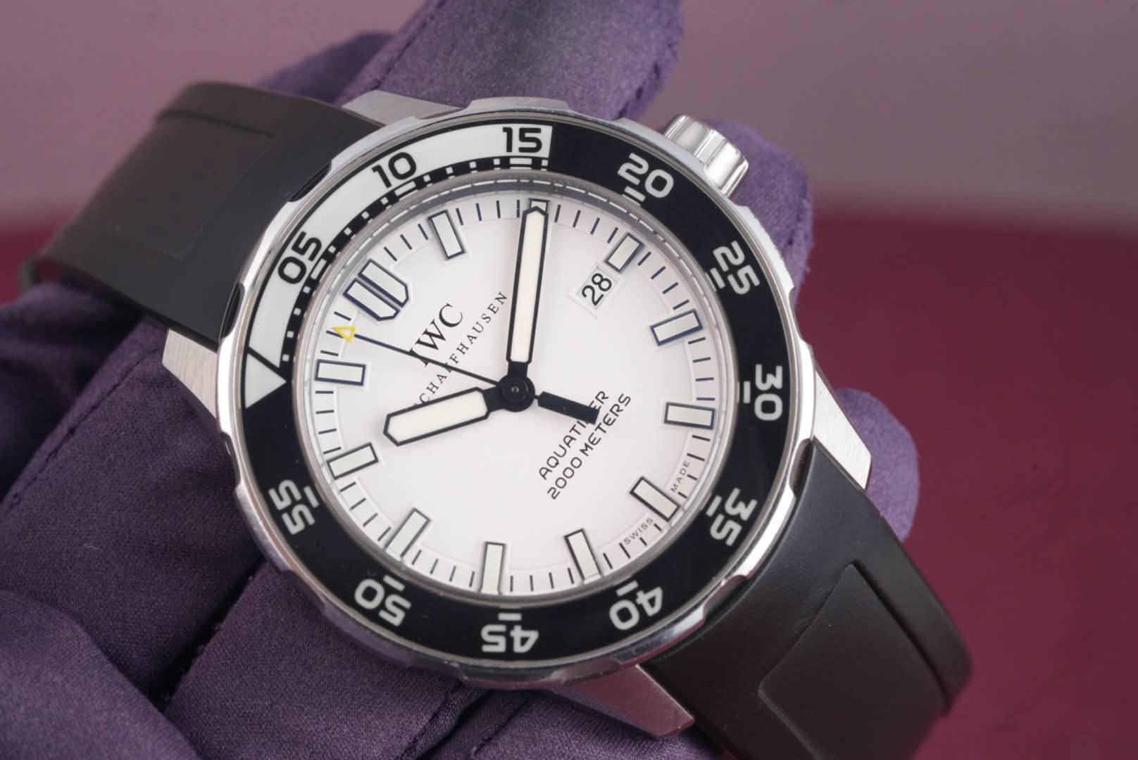 May be an image of wrist watch and text that says '- ID יםי 28 25 م WC ALFHAUSEN F HAUSEN D D CHA ER O' AQUATI METERS 2000METERS ME D 55 2000 SWISS ot סי ΟΣ o5 รัช'