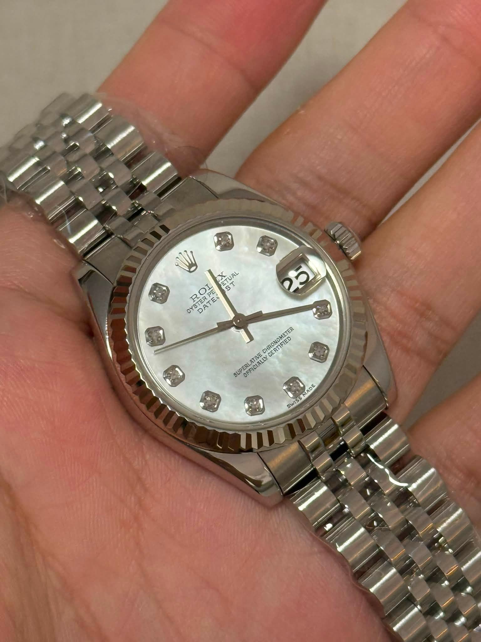 May be an image of wrist watch and text that says 'OL ETUAL รมอ DYSTER R PE ETUA 9T DATE 2香 K YSTE DA 5 CHRONOMETER CERTIFIED SUPERLAUELEV DFFICIALLY MADE II E'