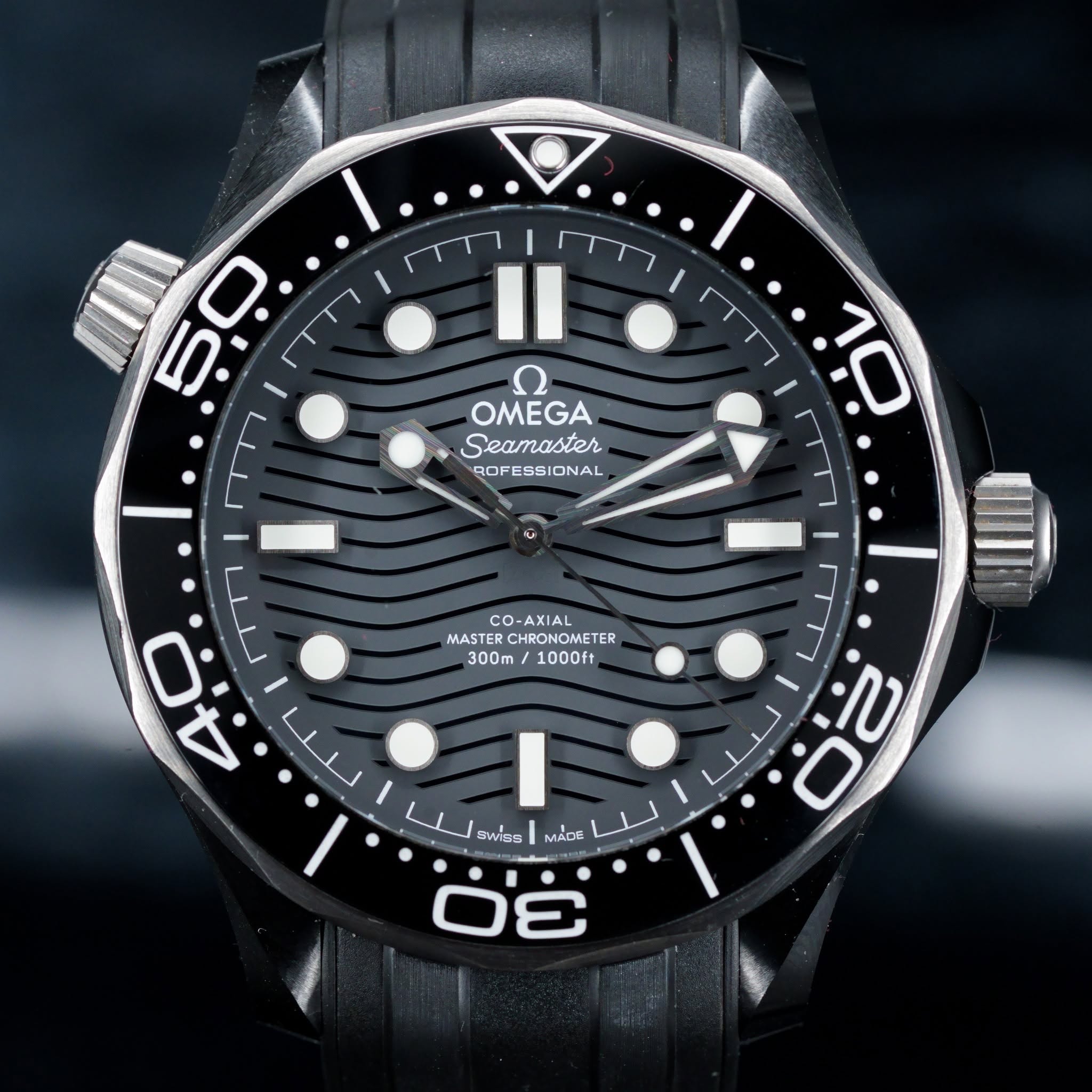 May be an image of wrist watch and text that says '50 Ω OMEGA Seamaster. DOFESSIONAL 10 -AXIAL MASTER CHRONOM CHRONOMETER MASTERCHRONOMETER ETER 300m 1000ft ن للل ج4 LIL L 4 L.…