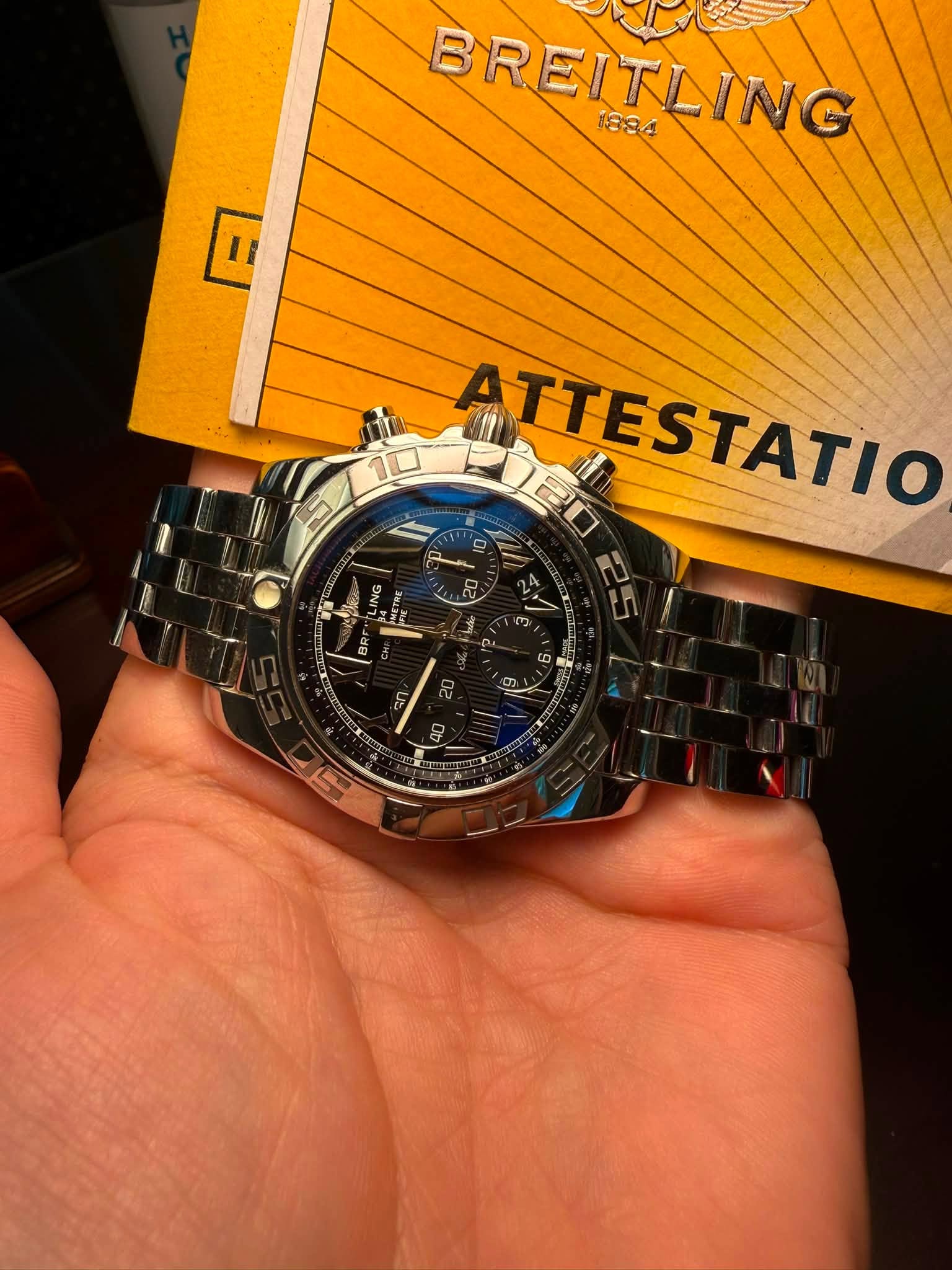 May be an image of wrist watch and text that says 'BREITLING 1884 ۱ ATTESTATIO នឌ០ 5'