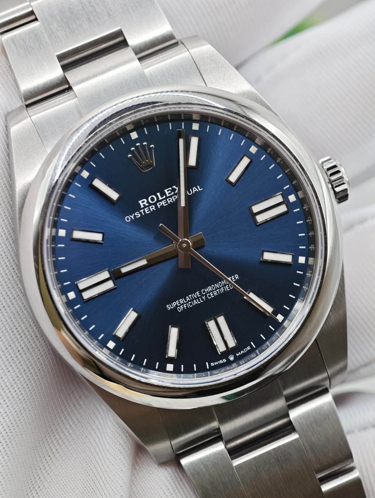 May be an image of wrist watch and text that says 'II ROLEX OYSTERPERP PERP UAL OYSTER LI CHRONOM SUPERLATIVECHRONOM TER SUPERLATIVE OFFICIALLY CERTIFIED I SWISS ប្ទក្ន 海 MADE'