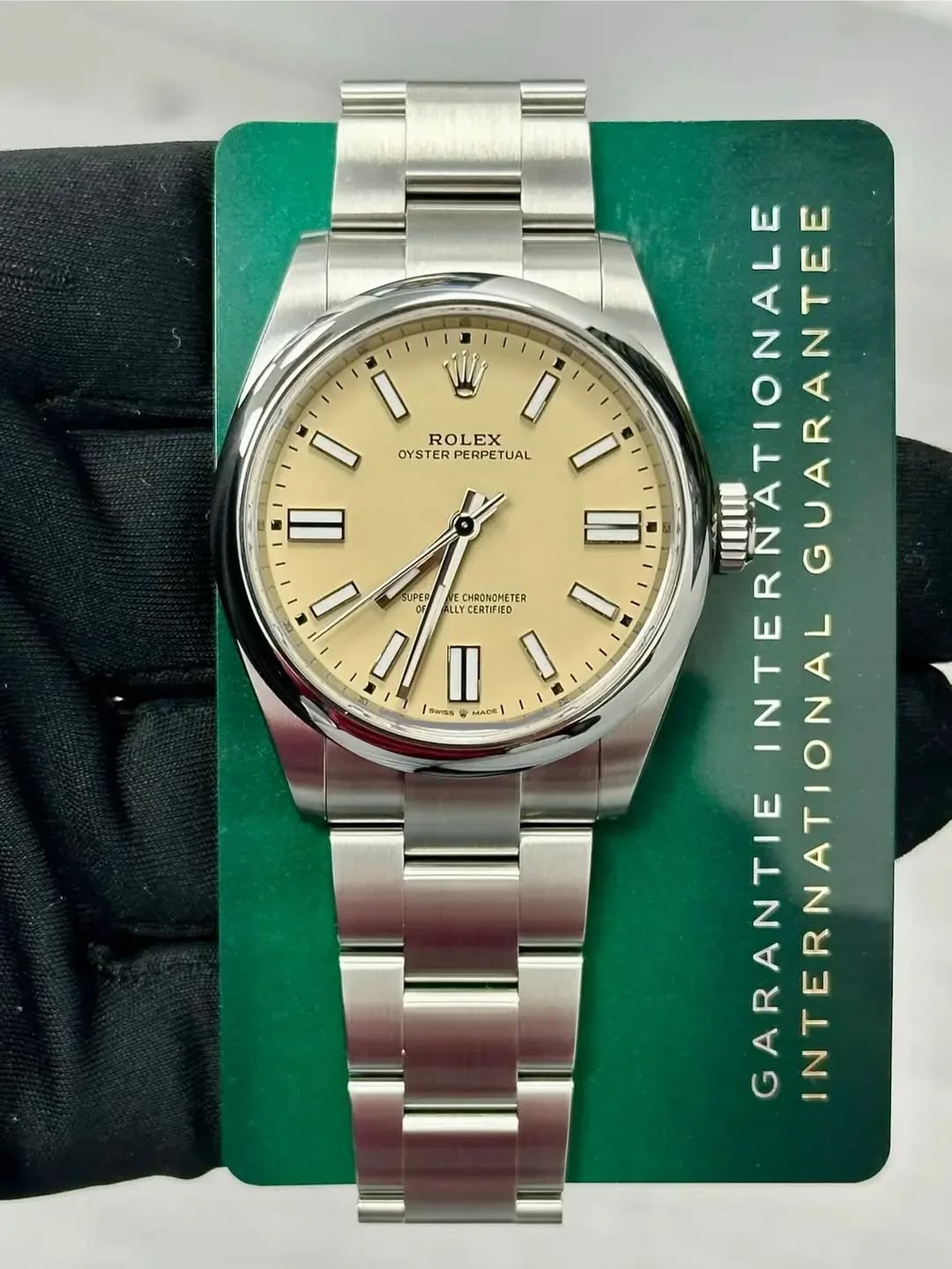 May be an image of wrist watch and text that says '글 ROLEX OYSTER PERPETUAL 香 SUPER CHRONOMETER CERTIFIED Il [awiss MADE| GARANTIEINTERNA ATIONALE A 11.0 INTERNATIONALE…