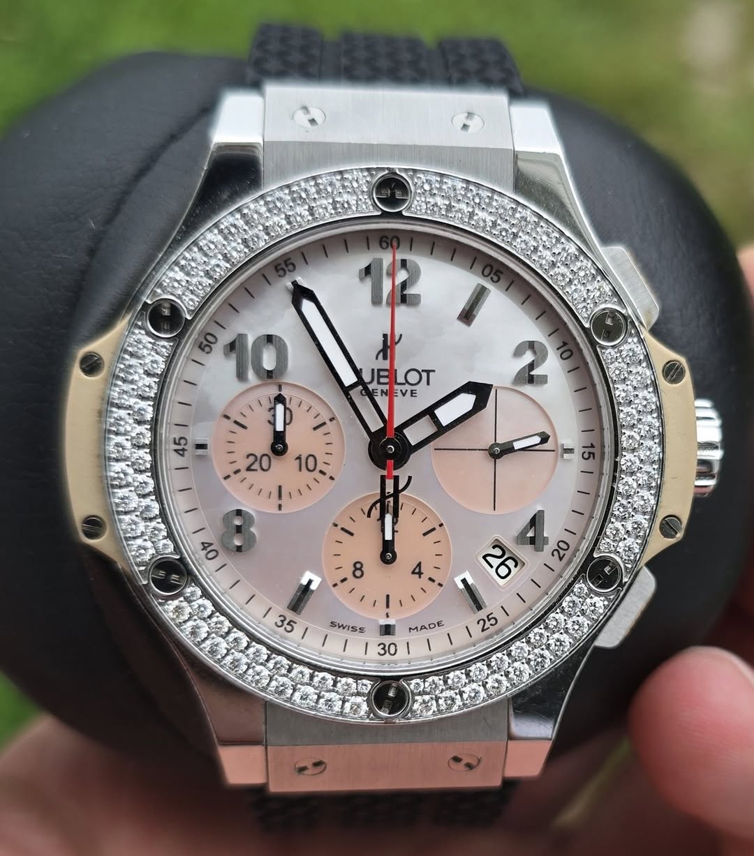 May be an image of wrist watch and text that says '12 50 10 UELOT CENEVE EVE i , I SL I I - 00 / 1 8 4 20 တ 55 SWISS ጎዮያ 25 MADE MAOE S 商場 福'
