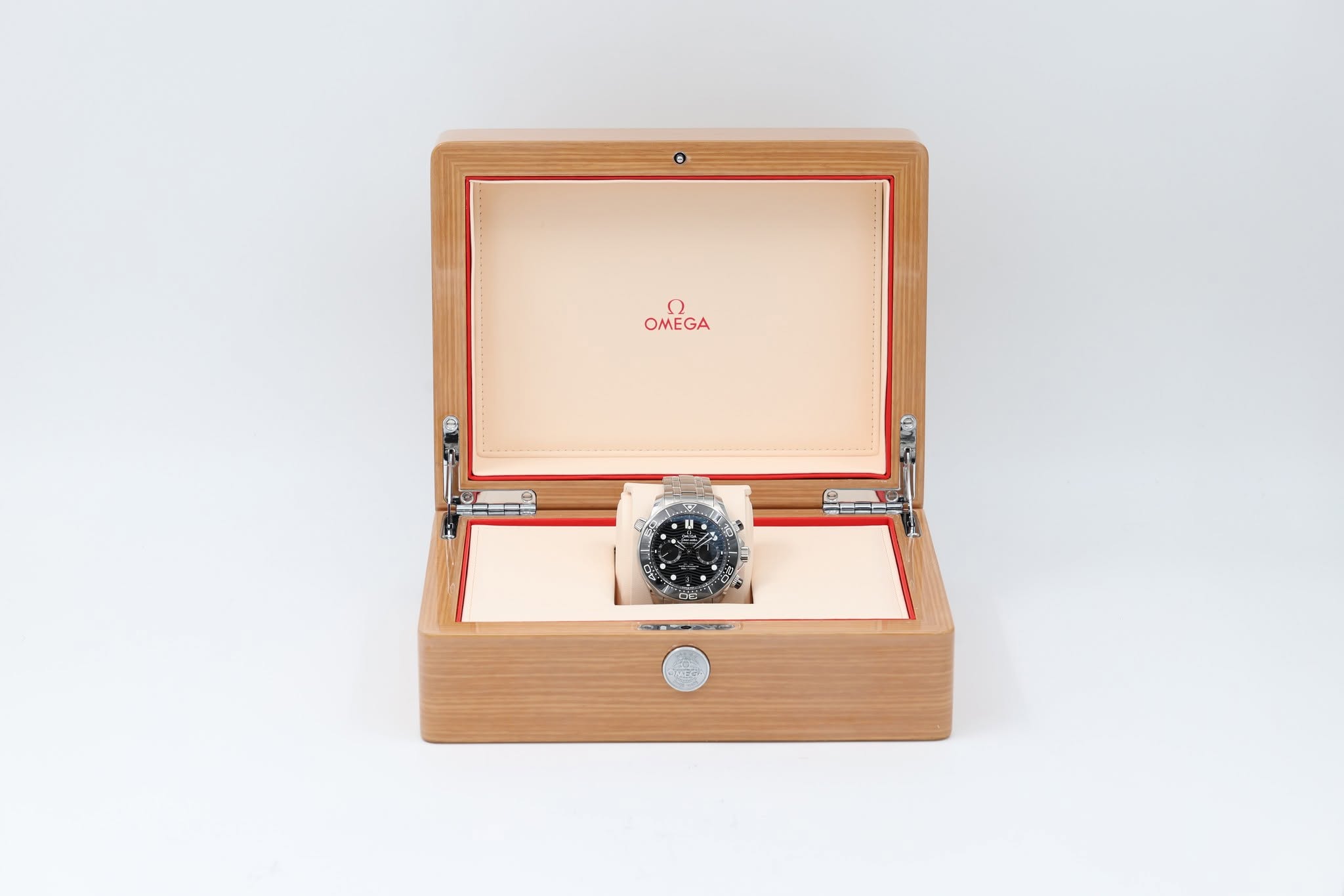 May be an image of wrist watch and text that says 'OMEGA ه CE 福'