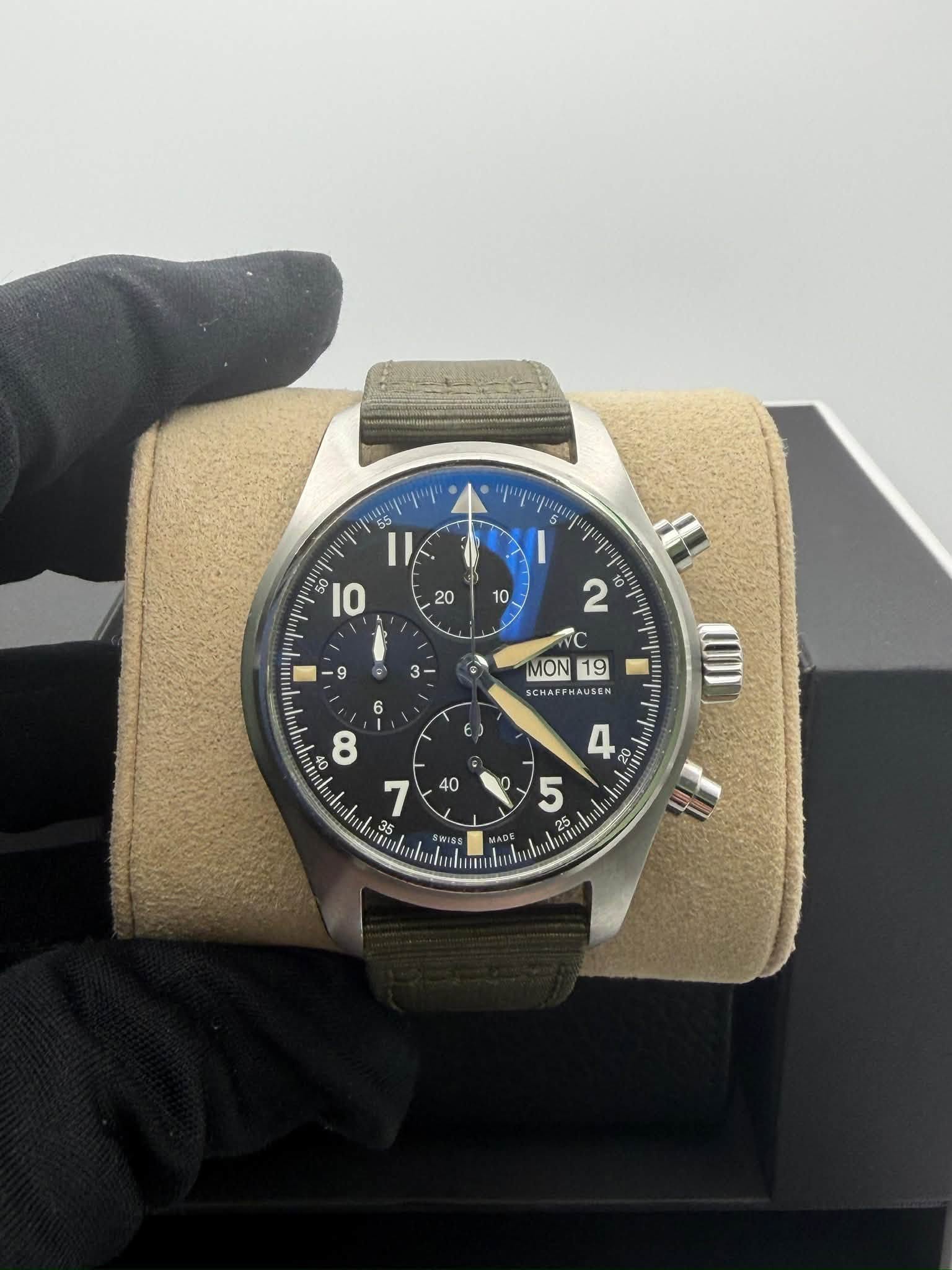 May be an image of wrist watch and text that says '55 IO 20 10 መርጣ SNT រ្រេភ្ូ I 2 VC MON 19 SCWAFFHAUSE 9 3- 6 8 ١ II hu MAD'