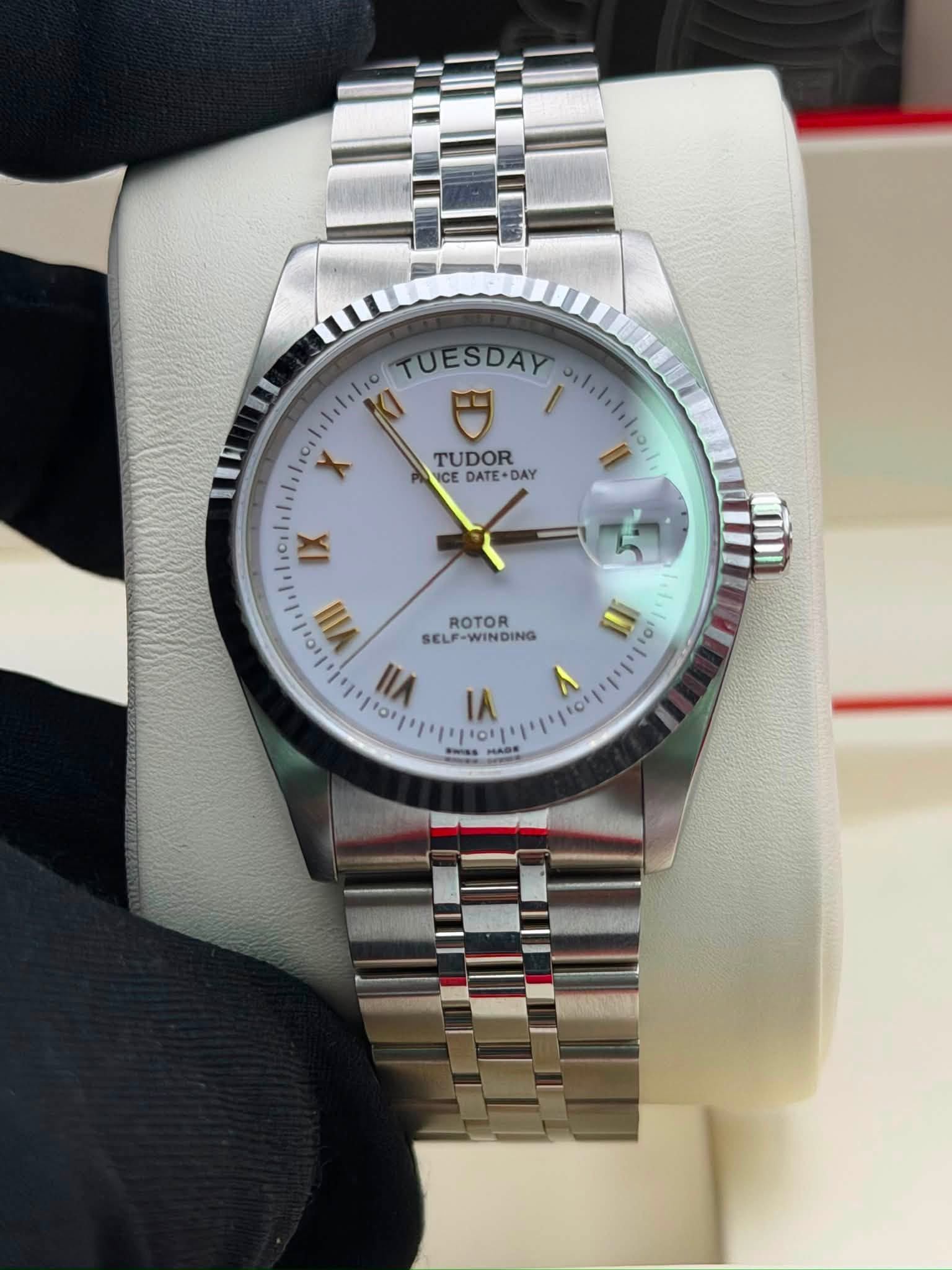 May be an image of wrist watch and text that says '불 ש X TUESDAY / /,ololel.ha TUDOR ICE DATE DATE-DAY DAY ን lel o O IX ,onl VIII ROTOR SELF-WINDING SELF-WINDING WINDING SELP nA…