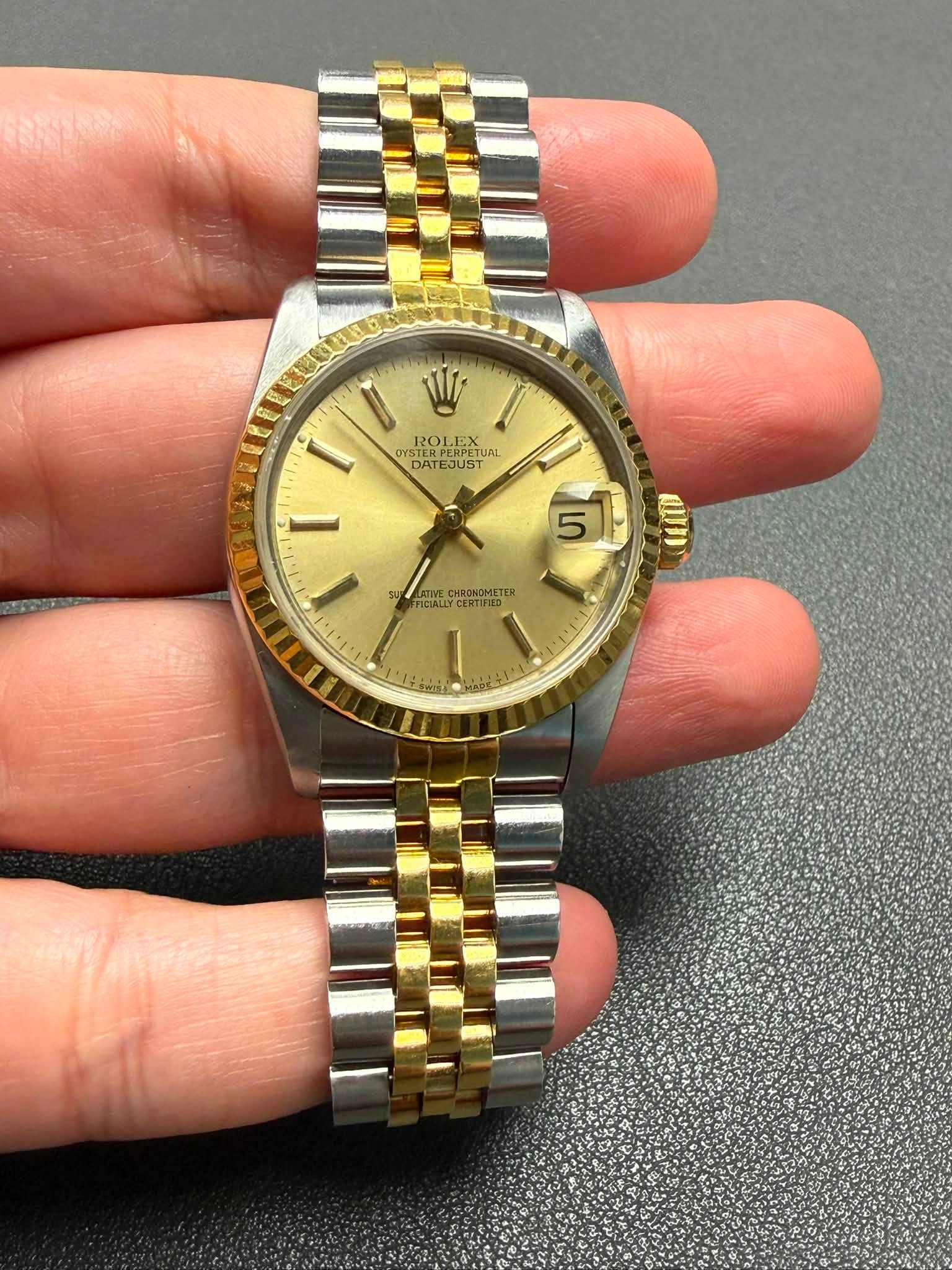 May be an image of wrist watch and text that says '0 W ROLA ROLEX و OYSTER YSTERP STERPERPE PERPETUA DATESUSTURL JAL DATEJUST I 5 ATIVE CHRONOMETER ICAUY CERTIFIED 三 ወ'