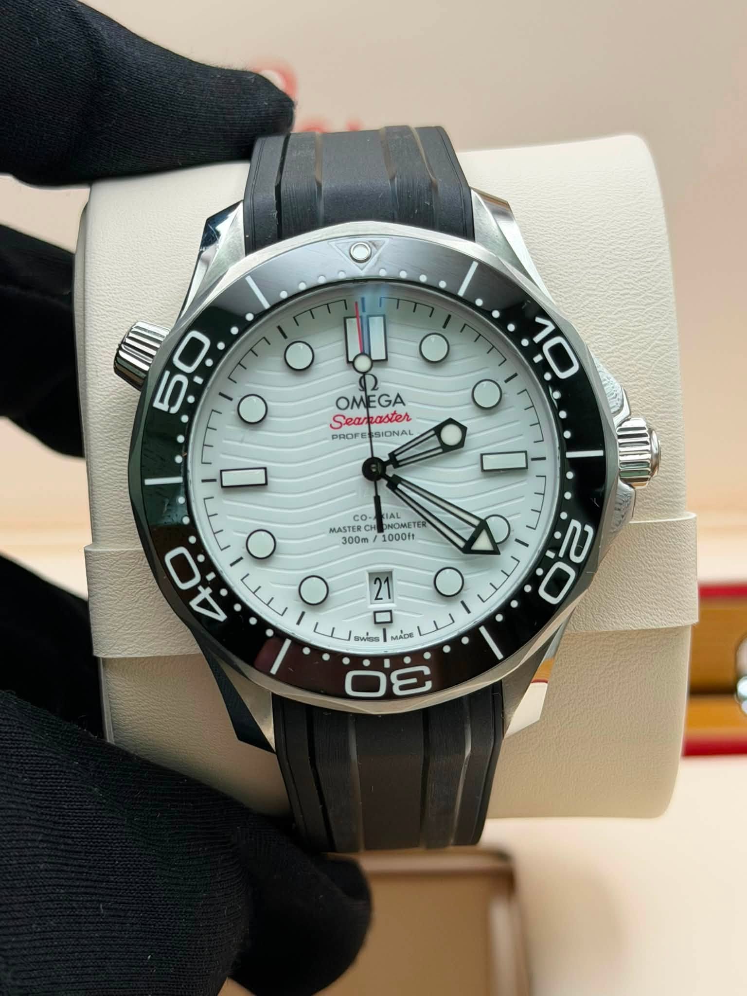 May be an image of wrist watch and text that says 'OM OMEGA araster EGA Seamaster P oeл saster PROFE SIONAL 10 50 0 س س ب ب4 4 MASTER 300m ĐNG ONOME ME AL 1000ft 21 O - E 3 Mi…