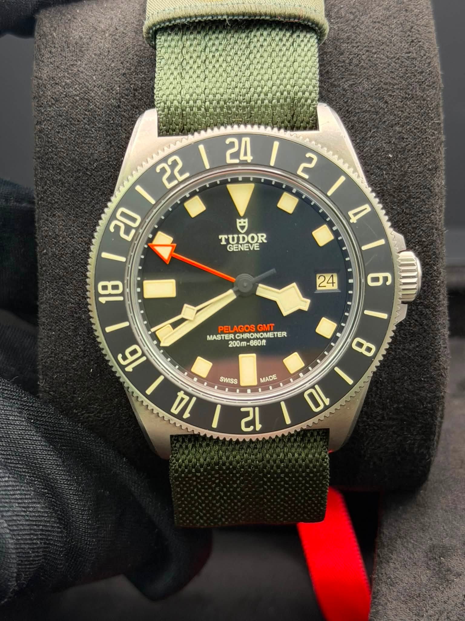 May be an image of wrist watch and text that says '22 I 24 I 2 I 20 TUDOR GENEVE 18 4 I 6 24 PEU DELAGOS GMT MASTER MASTERCHRONOMI MASTERCHRONOMETER CHRONG METER TER 200m-660 200m…