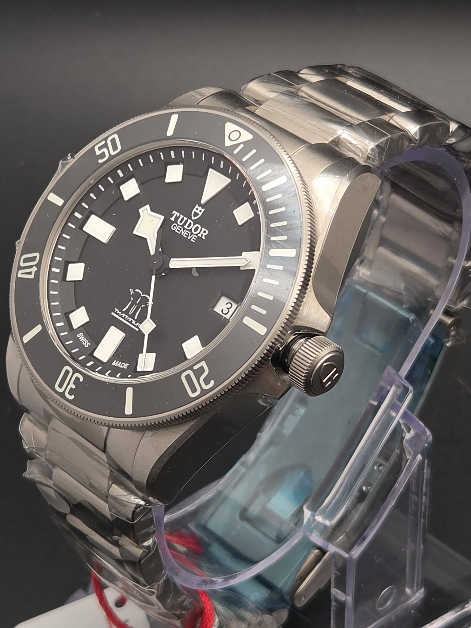 May be an image of wrist watch and text that says '/ 50 O GENCOR GENEVE TUDOR 円 UO ፕንተ/ፕ 新 チ公くも SWISS ω MADE 30 O 2ام'