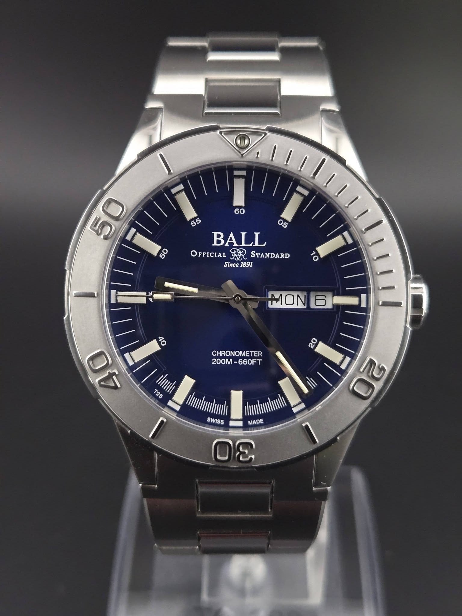 May be an image of wrist watch and text that says ' BALL OPFICIALRSTANDARD Οι OFFICIAL 純焼 STANDARD Sisce 1891 10 MON 40 20 CHRONOMETER 200M- 660FT 0២ T25 shunh hhuhwl I SWISS MADE…