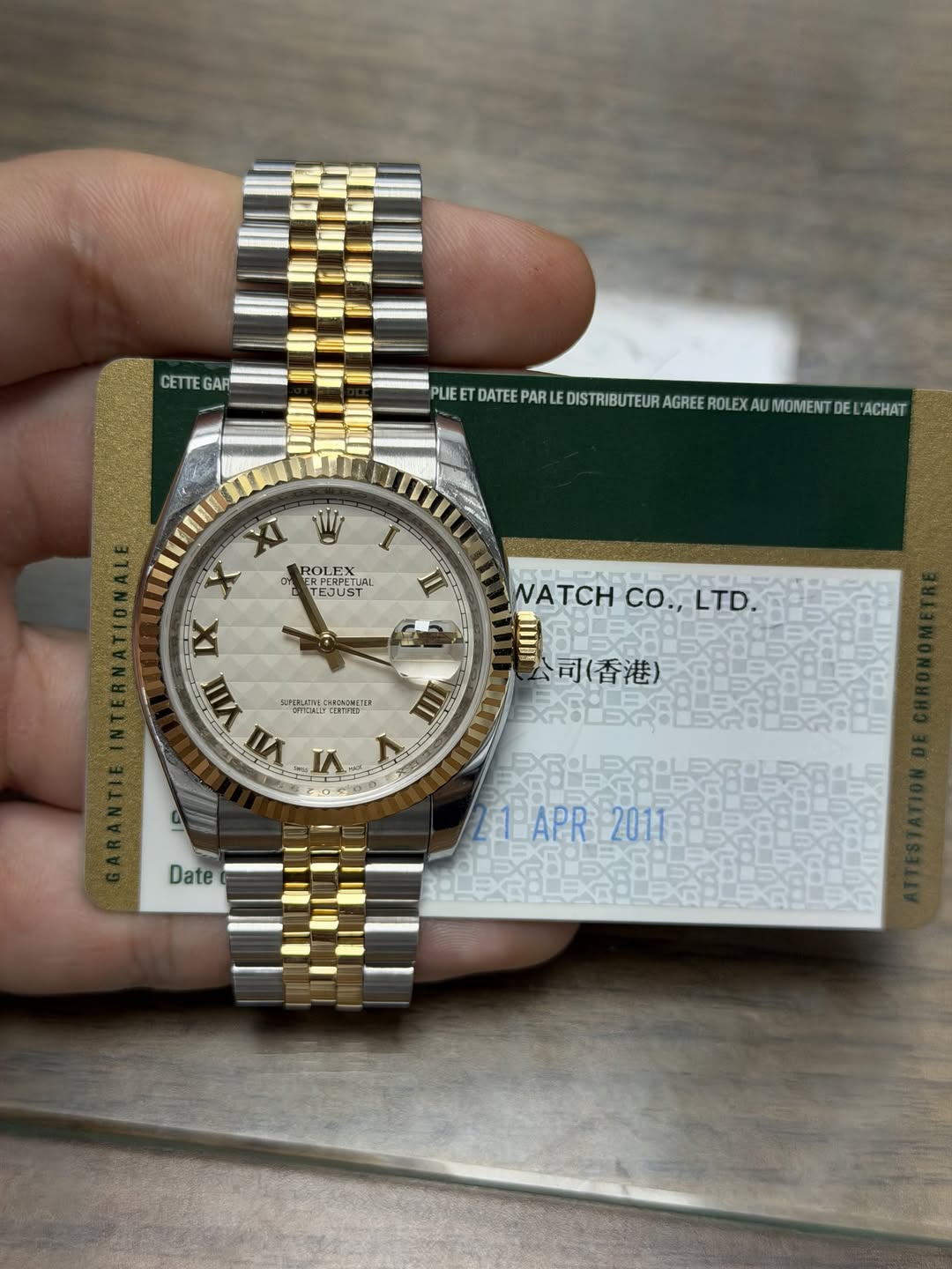May be an image of wrist watch and text that says 'CETTE GAR HA ROLE AUMOMENT PLIE PARLE DISTRIBUTEUR ACHAT XI ROLEX รำนก ROL EX ሌ OT ERPERPETUA PERETURI TUAI TEJUST II WATCH…